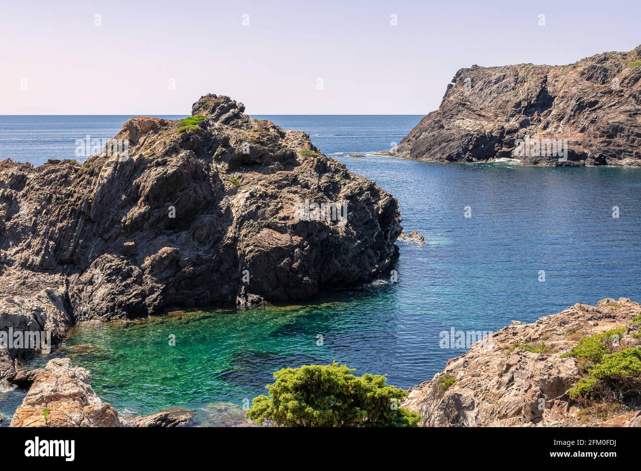 costa rocciosa nel nord della spagna su una chiara giorno d'estate Foto Stock