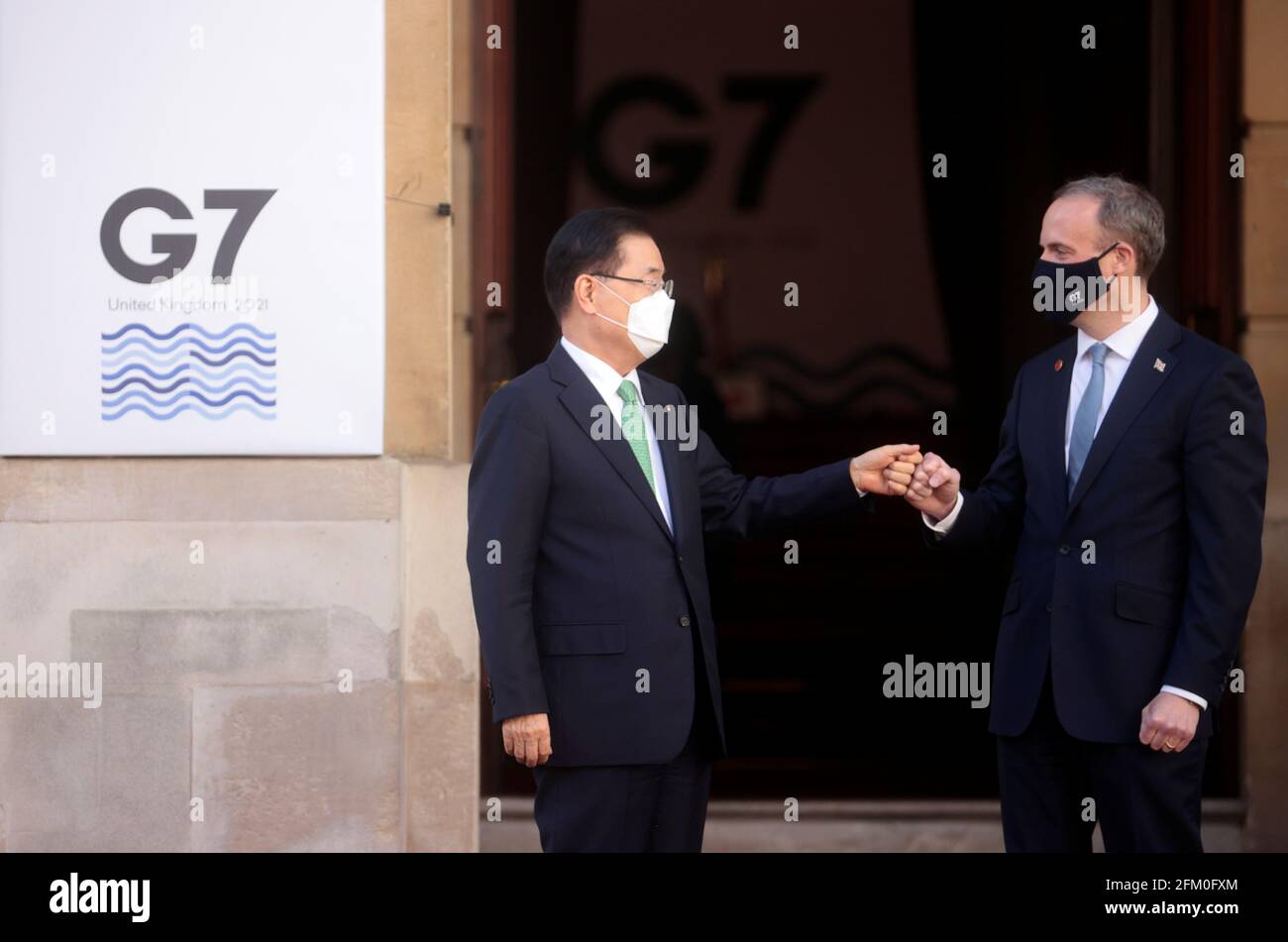 Il segretario agli Esteri Dominic Raab (destra) si è pugnalato contro il ministro degli Affari Esteri della Corea del Sud, Chung EUI-yong (sinistra), arrivando a Lancaster House, Londra, durante la riunione dei ministri degli Esteri e dello sviluppo del G7. Data immagine: Mercoledì 5 maggio 2021. Foto Stock