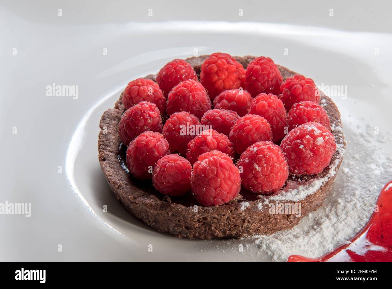 Piccola crostata di cioccolato con lamponi Foto Stock
