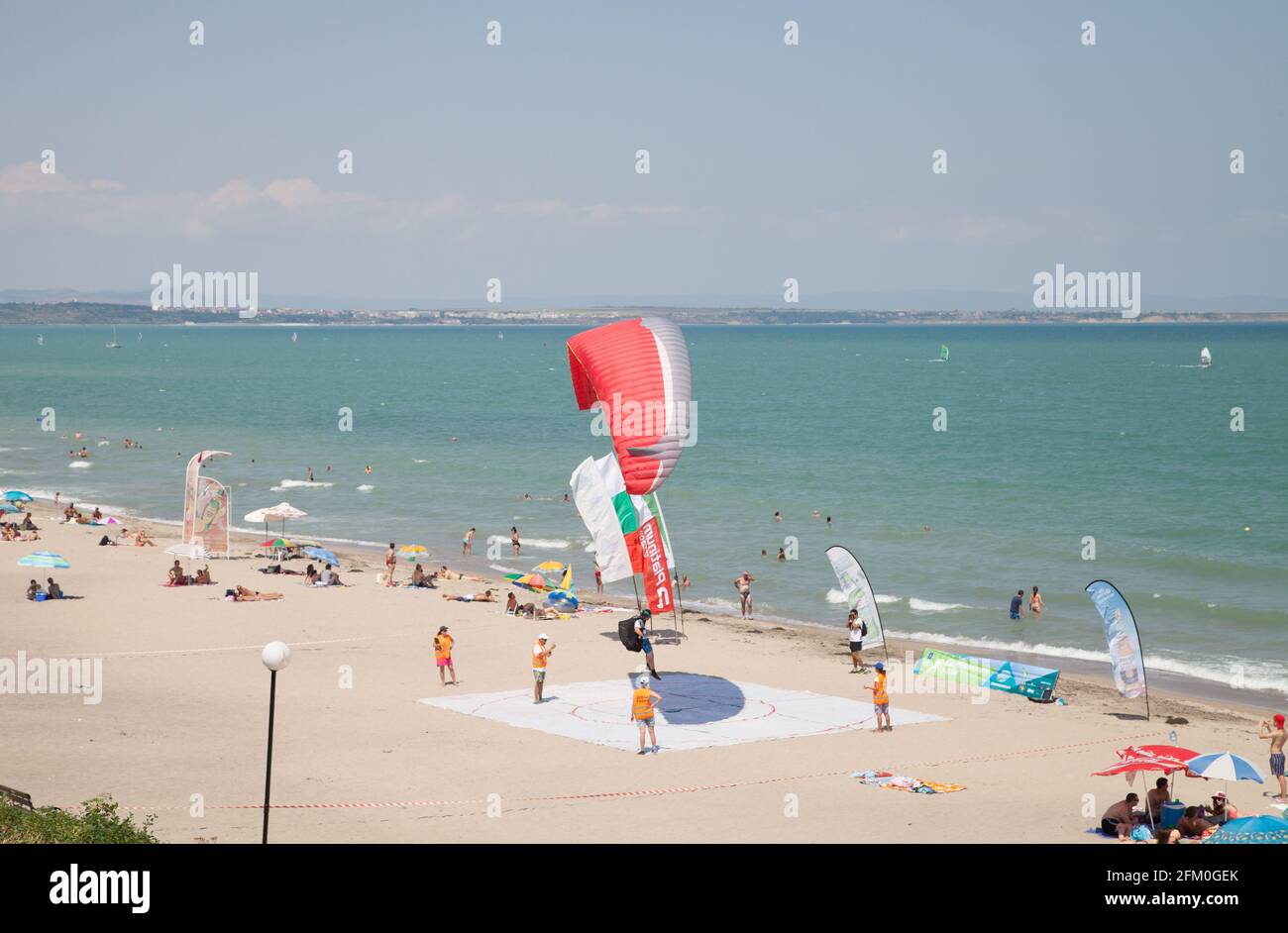 Gara tuta atterraggio parapendio - parapendio terre in obiettivo sulla spiaggia Foto Stock