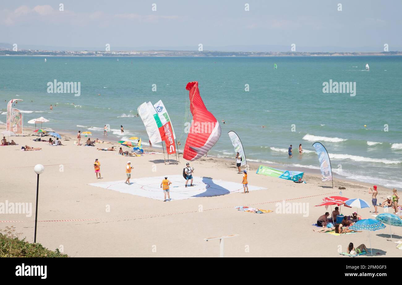 Gara tuta atterraggio parapendio - parapendio terre in obiettivo sulla spiaggia Foto Stock