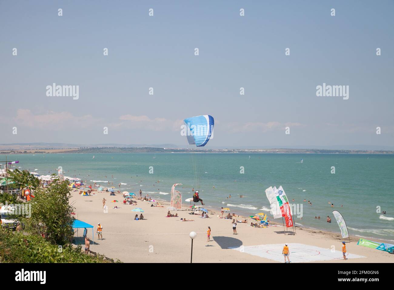 Gara tuta atterraggio parapendio - parapendio terre in obiettivo sulla spiaggia Foto Stock