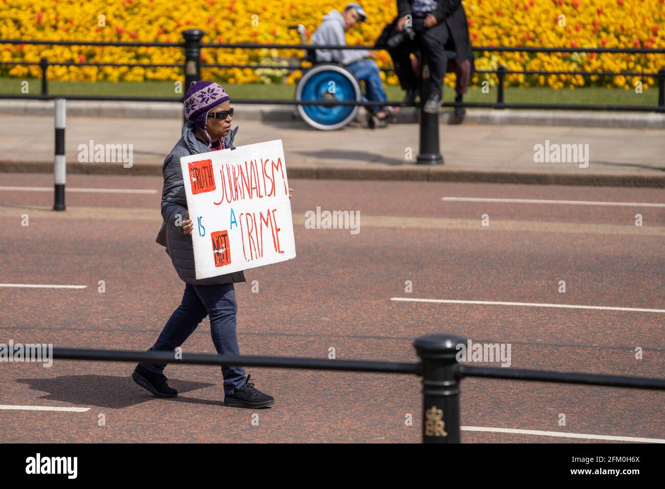 LONDRA, UK - 01 maggio 2021: Uccidere il Bill, Black Lives materia e estinzione gli attivisti della ribellione marciano in città con segni e bandiere. Strade affollate Foto Stock