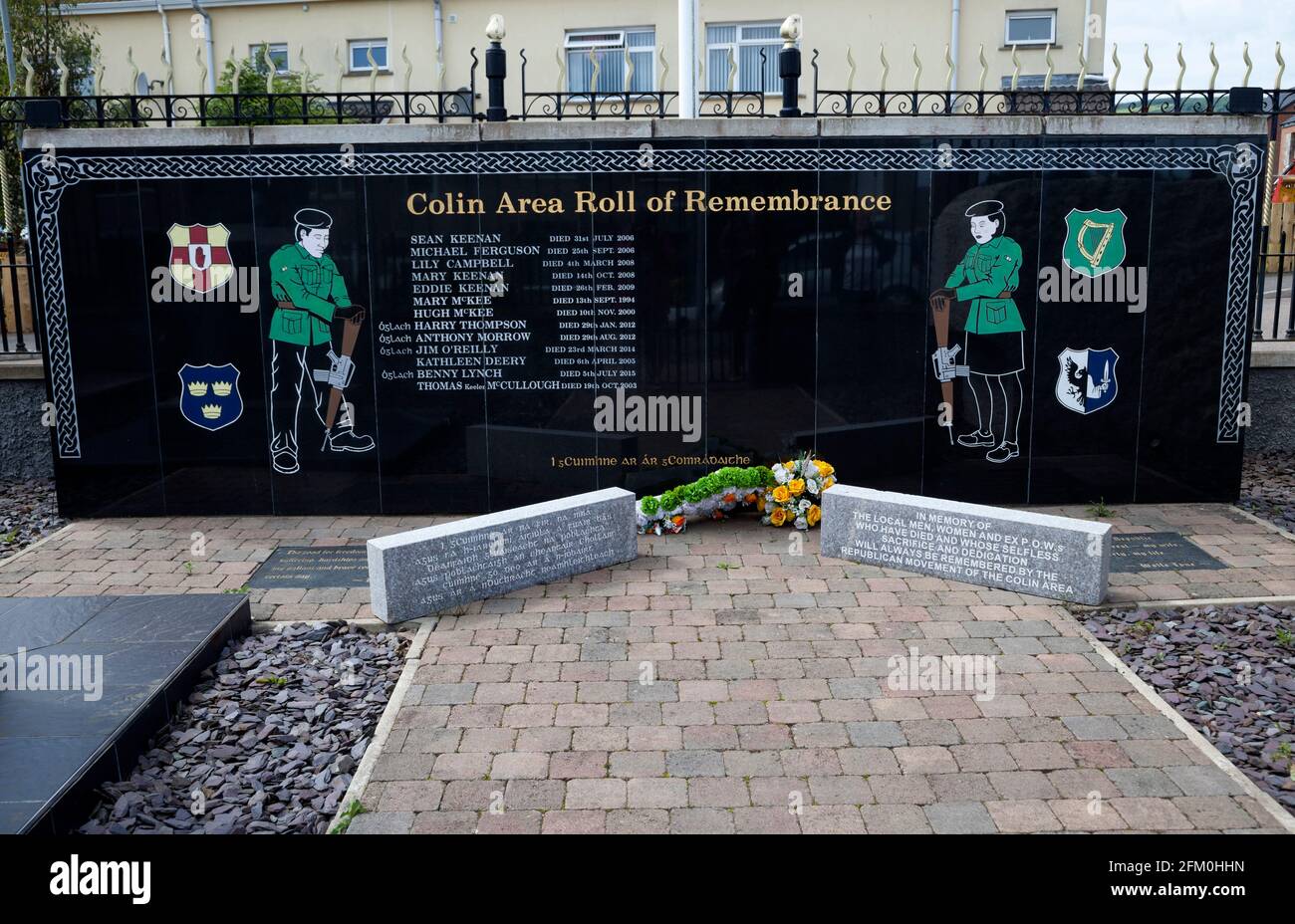 Monumento ai morti repubblicani, The Colin Area Roll of Remembrance, Twinbrook, Belfast, Irlanda del Nord. Foto Stock