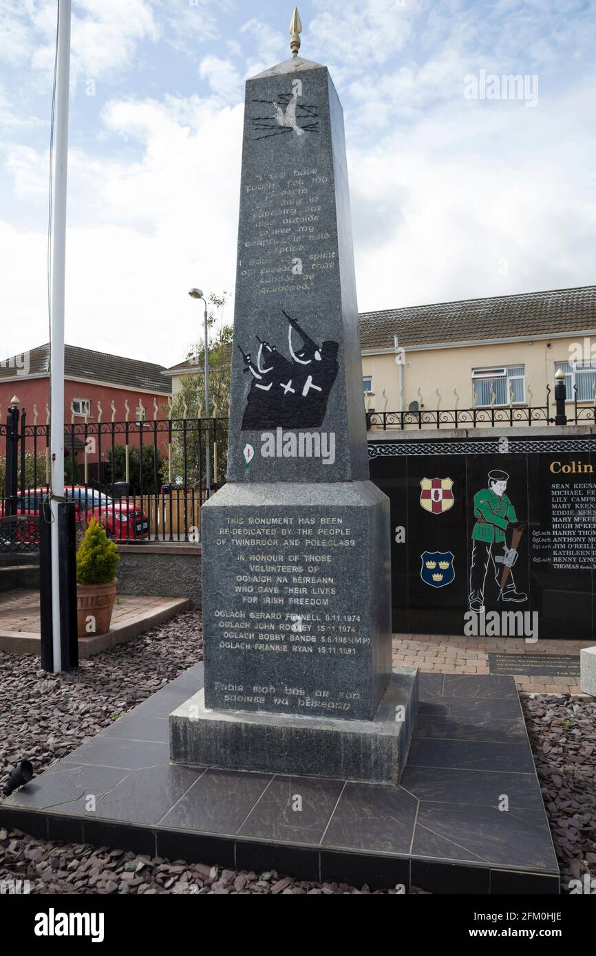 Monumento ai morti repubblicani, The Colin Area Roll of Remembrance, Twinbrook, Belfast, Irlanda del Nord. Foto Stock