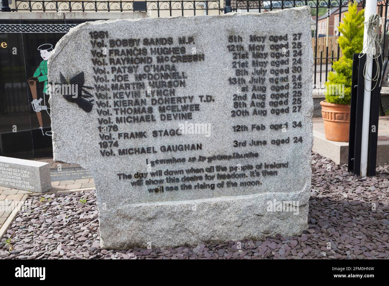 Monumento ai morti repubblicani, The Colin Area Roll of Remembrance, Twinbrook, Belfast, Irlanda del Nord. Foto Stock