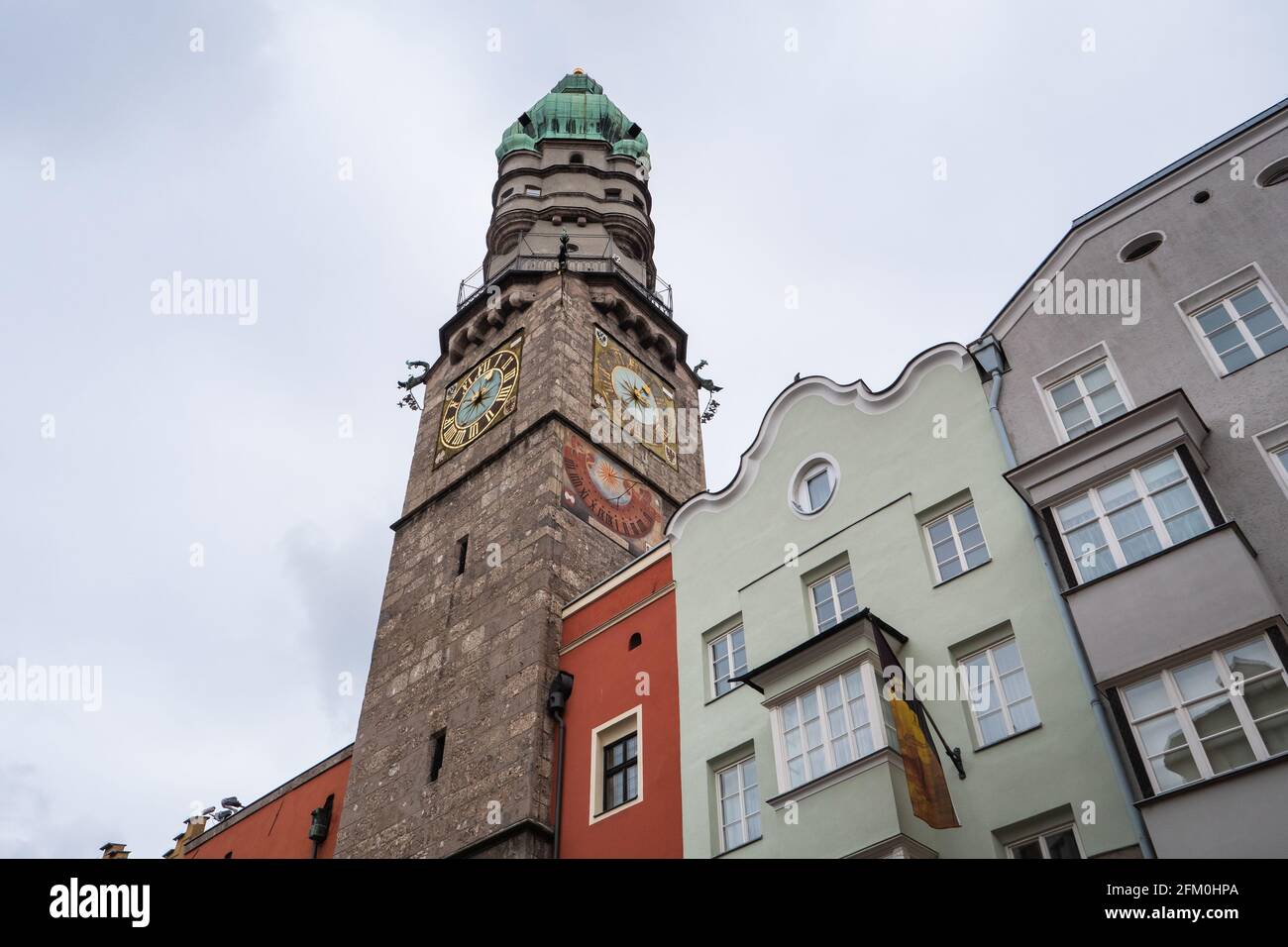 Il vecchio municipio chiamato Altes Rathaus a Innsbruck, Tirolo, Austria, con la Torre Gotica chiamata Stadtturm in via Herzog Friedrich Foto Stock