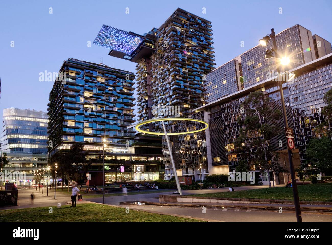 Tramonto sugli iconici appartamenti One Central Park, un importante sito di rinnovamento urbano Chippendale Sydney Australia. Foto Stock