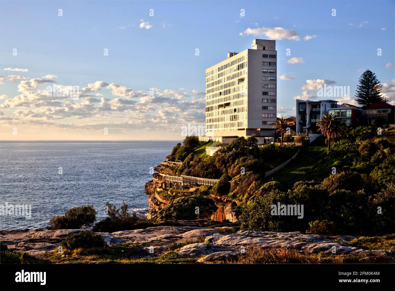 Architettura brutalista esempio di edificio di appartamenti costruito sulla riva di Diamond Bay Sydney Australia Foto Stock