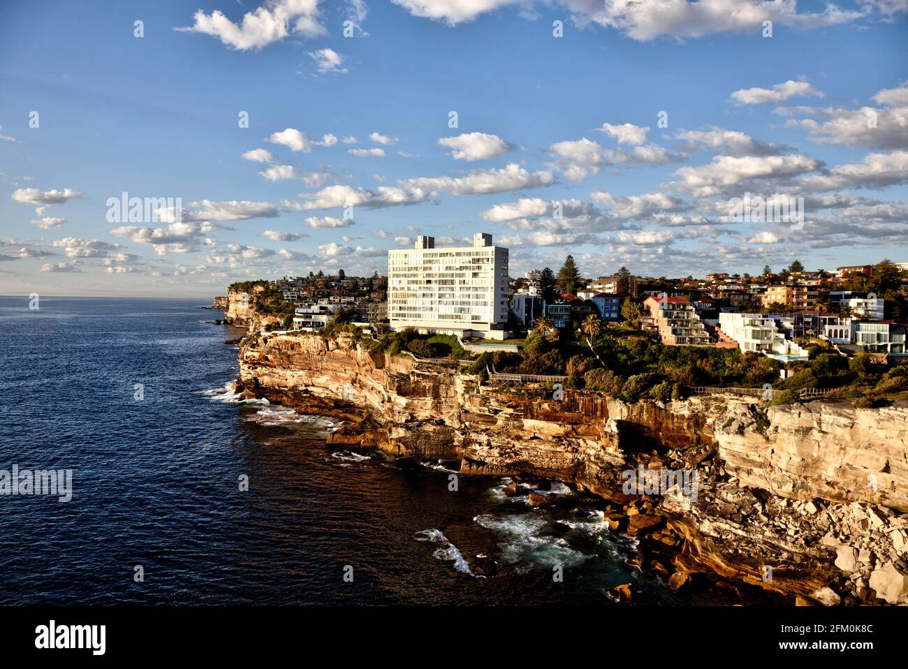 Architettura brutalista esempio di edificio di appartamenti costruito sulla riva di Diamond Bay Sydney Australia Foto Stock