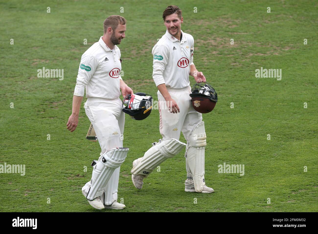 Mark Stoneman (L) e Rory Burns lasciano il campo avendo conquistato la vittoria per Surrey durante Essex CCC vs Surrey CCC, Specsavers County Championship Div Foto Stock