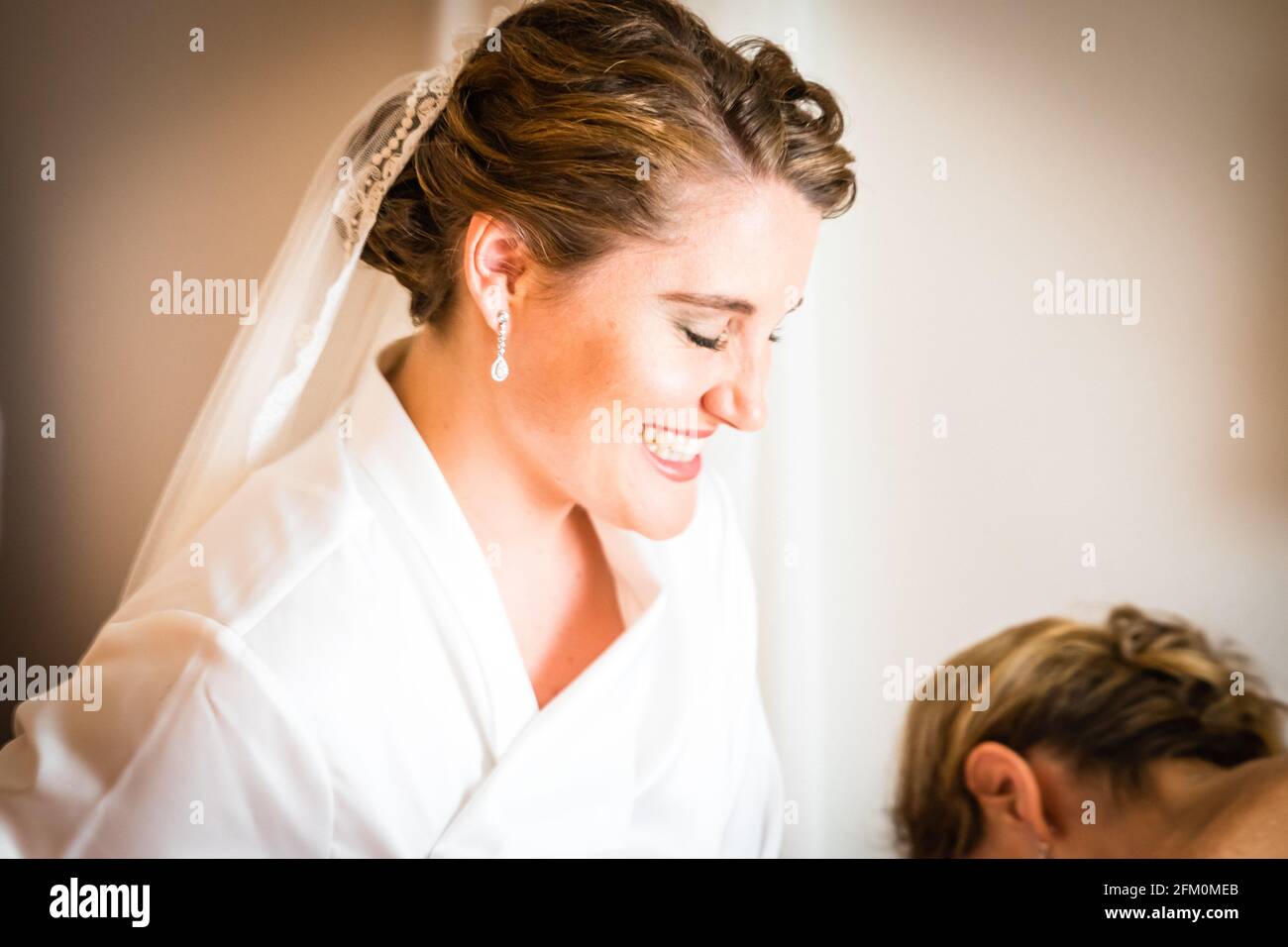 Una sposa che si prepara il suo giorno di nozze Foto Stock