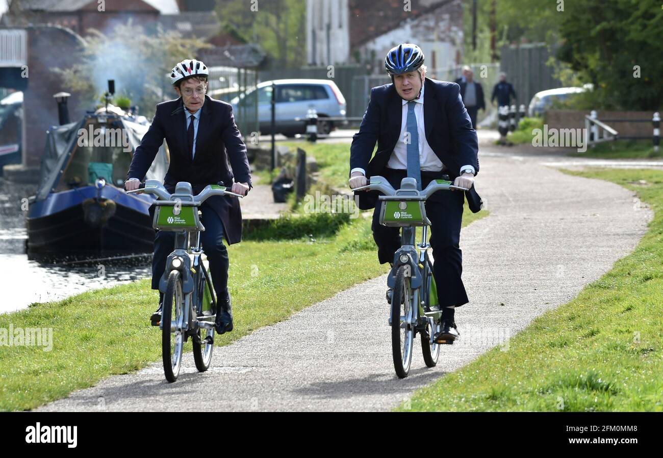 Il primo ministro Boris Johnson (a destra) e il sindaco per le West Midlands Andy Street pedalano lungo l'alzaia del canale di Stourbridge nelle West Midlands, mentre si è sulla pista elettorale locale. Data immagine: Mercoledì 5 maggio 2021. Foto Stock