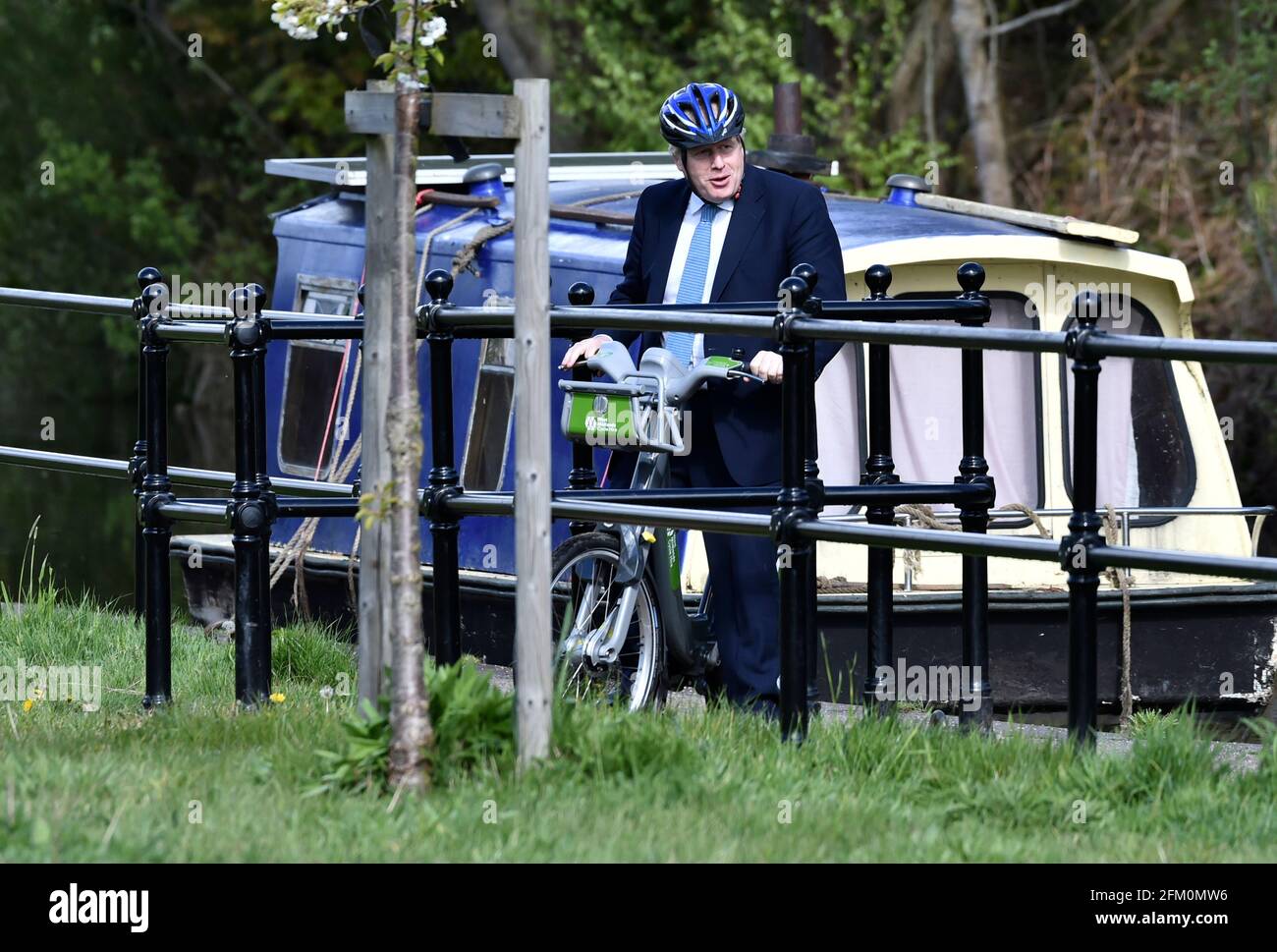 Il primo ministro Boris Johnson fa un giro in bicicletta lungo l'alzaia del canale di Stourbridge nelle West Midlands, mentre si trova sulla pista elettorale locale. Data immagine: Mercoledì 5 maggio 2021. Foto Stock