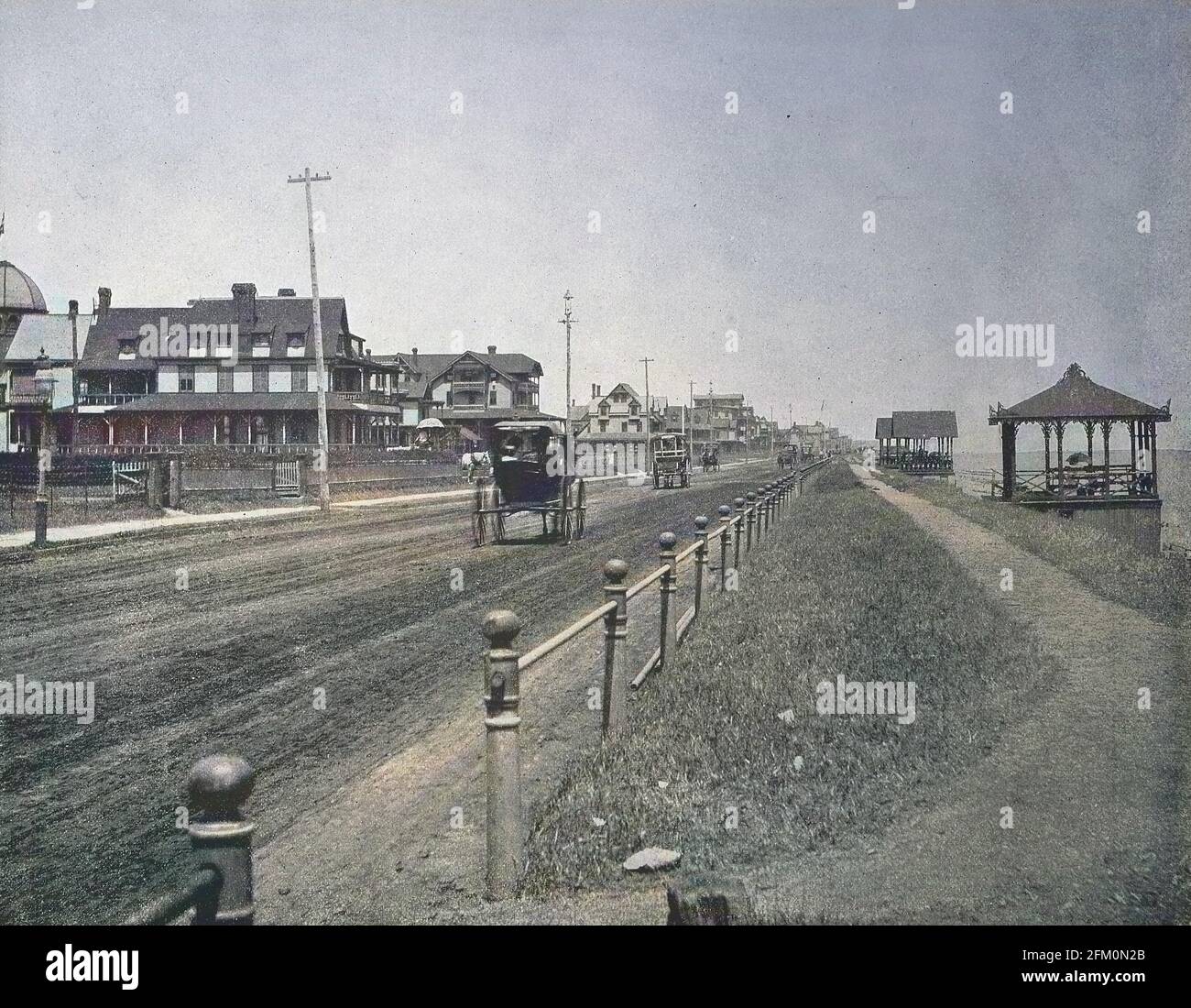 Stati Uniti d'America, la Ocean Avenue in Long Branch, è una città sulla spiaggia di Monmouth County, New Jersey, Stati Uniti / Vereinigte Staten von Amerika, Die Ocean Avenue in Long Branch, ist eine Stadt am Strand im Monmouth County, New Jersey, Vereinigte Staten, ca 1880, storico, Riproduzione digitale migliorata di un originale del 19 ° secolo / digitale Reproduktion einer Originalvollage aus dem 19. Jahrhundert, Originaldatum nicht bekannt Foto Stock