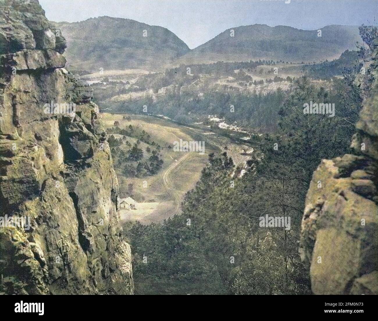 Stati Uniti d'America, Vista dal Passo Sioux nel Canon Echo, Hot Springs, Dakota / Vereinigte Staten von Amerika, Blick vom Sioux Pass in den Echo Canon, Hot Springs, Dakota, ca 1880, storico, Riproduzione digitale migliorata di un originale del 19 ° secolo / digitale Reproduktion einer Originalvollage aus dem 19. Jahrhundert, Originaldatum nicht bekannt Foto Stock