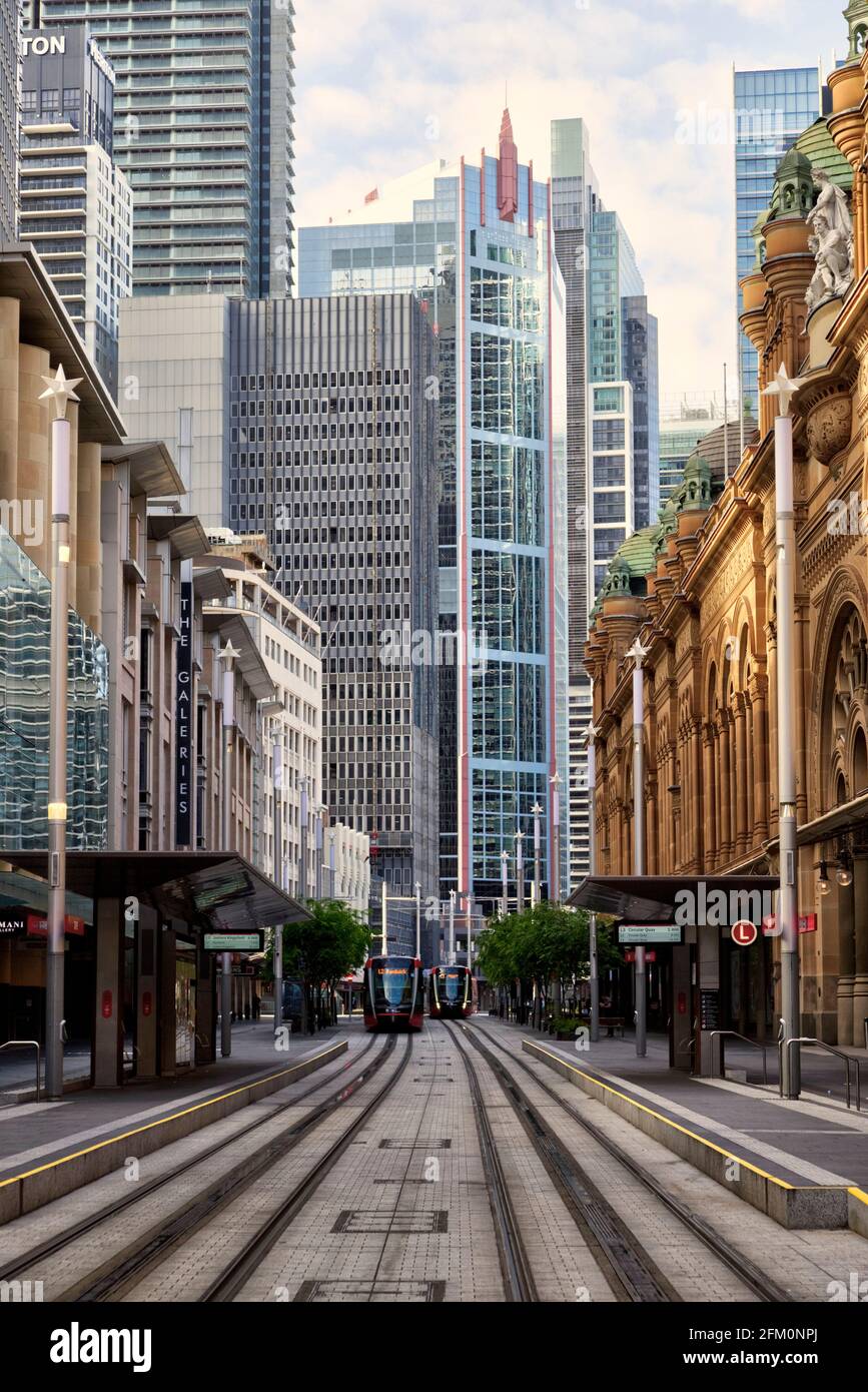 Il sistema di tram elettrico della barra luminosa che attiva il QVB George Street Sydney Australia Foto Stock