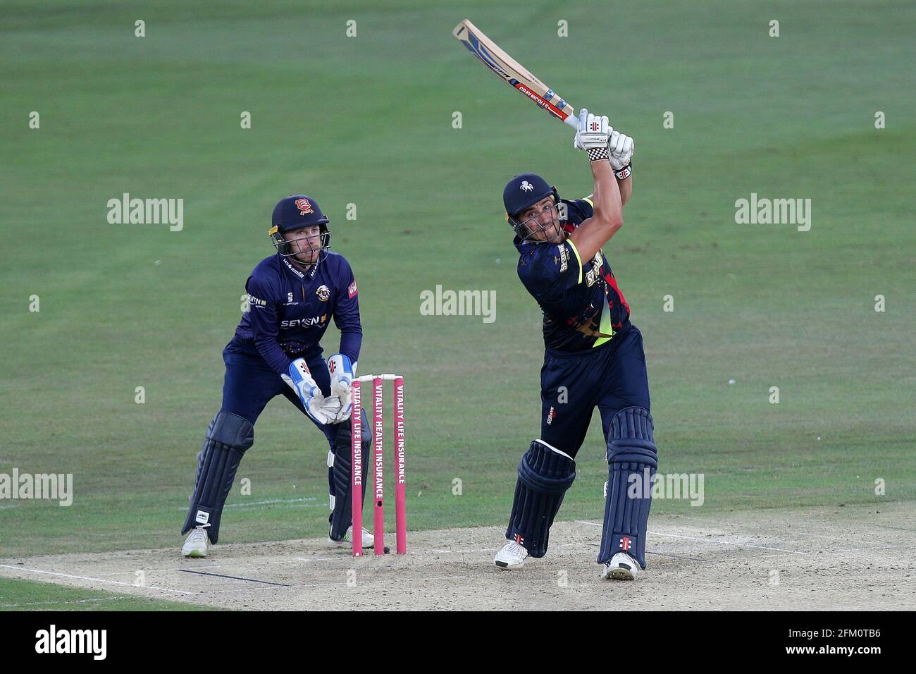 Marcus Stoinis in azione battente per Kent mentre Adam Wheater guarda da dietro gli stumps durante Kent Spitfires contro Essex Eagles, Vitality Blast T20 Cr Foto Stock