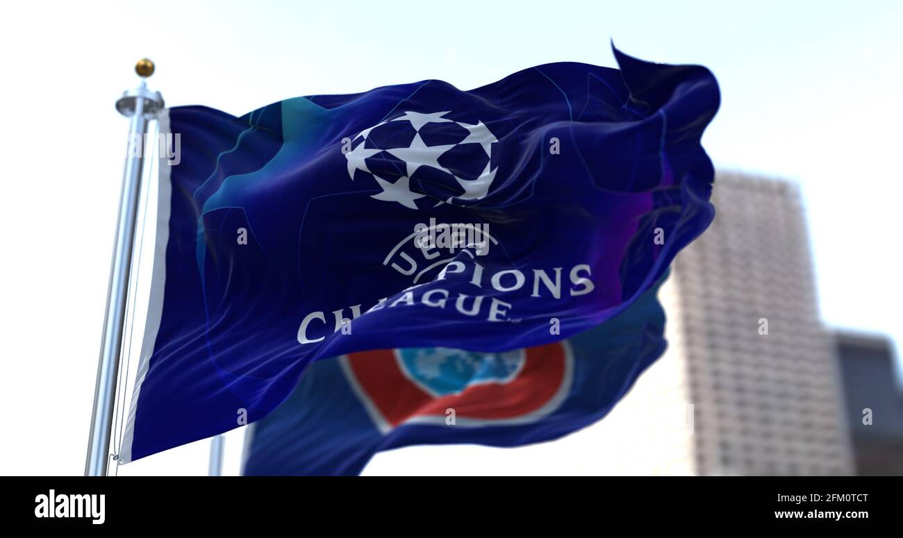 Nyon, SWI, maggio 2021: La bandiera della Champions League che batte nel vento con la bandiera UEFA offuscata sullo sfondo. Champions League è la più impo Foto Stock