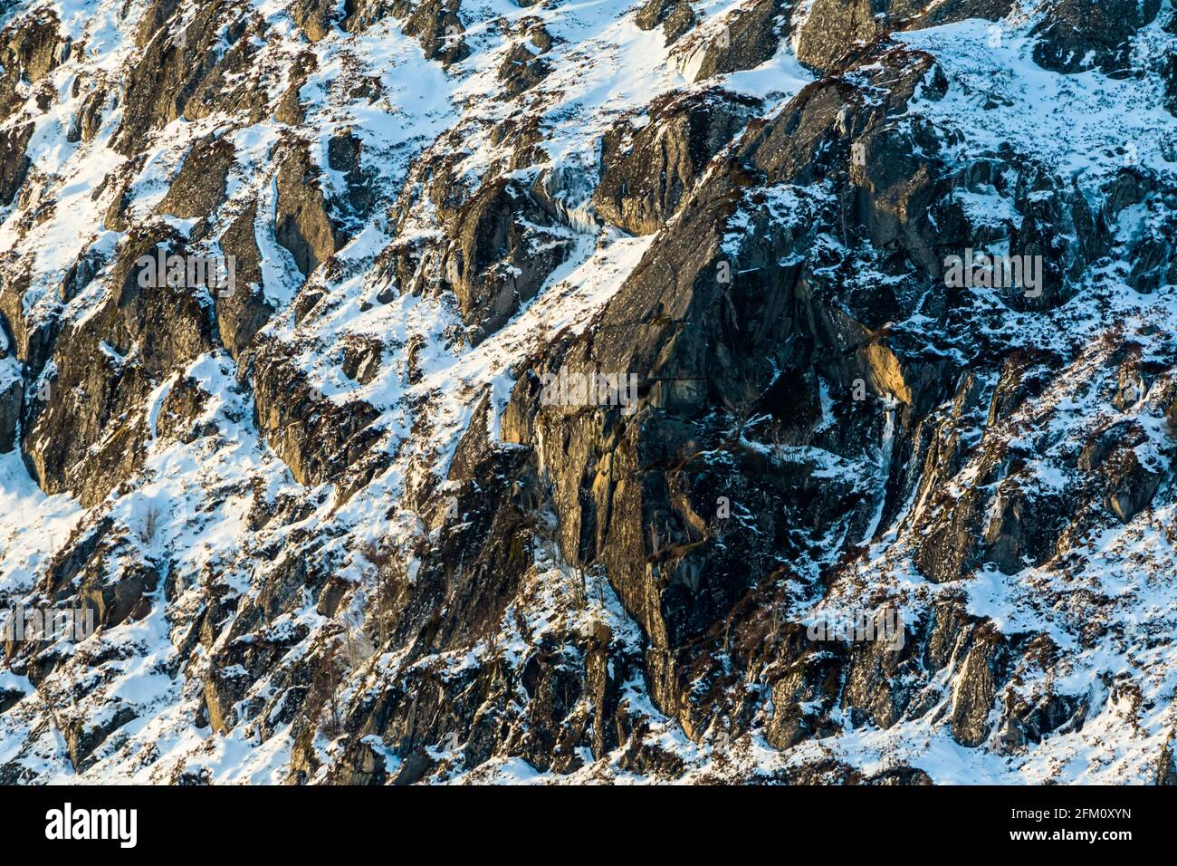 Formazioni rocciose su Creag Feusag nelle Highlands della Scozia Foto Stock