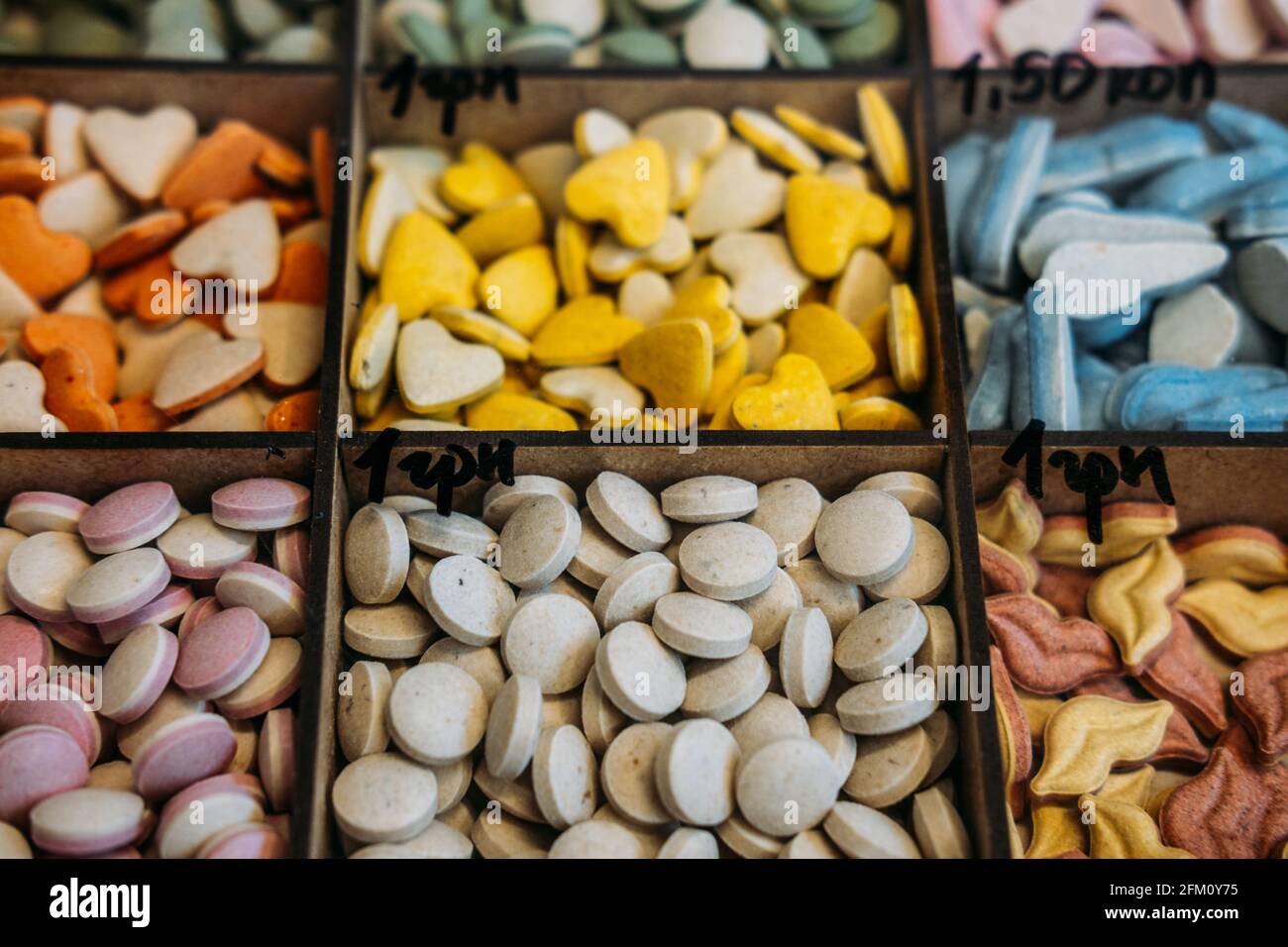 Negozio di animali. Supplementi di vitamine del cane e del gatto sugli animali Supermarket Shelf. Compresse multicolore vitamine per cani e gatti. Kropivnitskiy, Ucraina Foto Stock