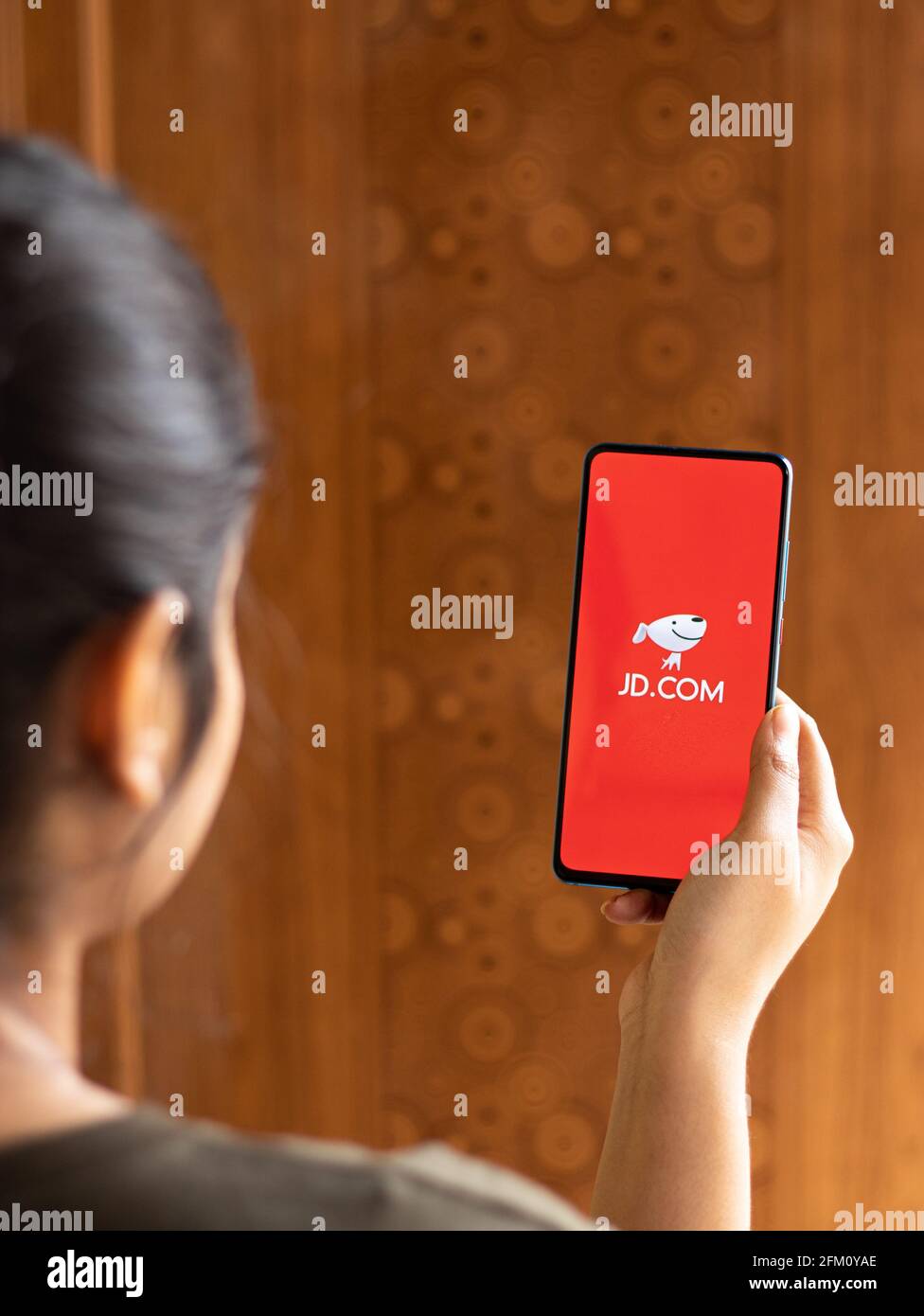 Assam, india - 04 Maggio 2021 : JD.com logo sull'immagine di scorta dello schermo del telefono. Foto Stock