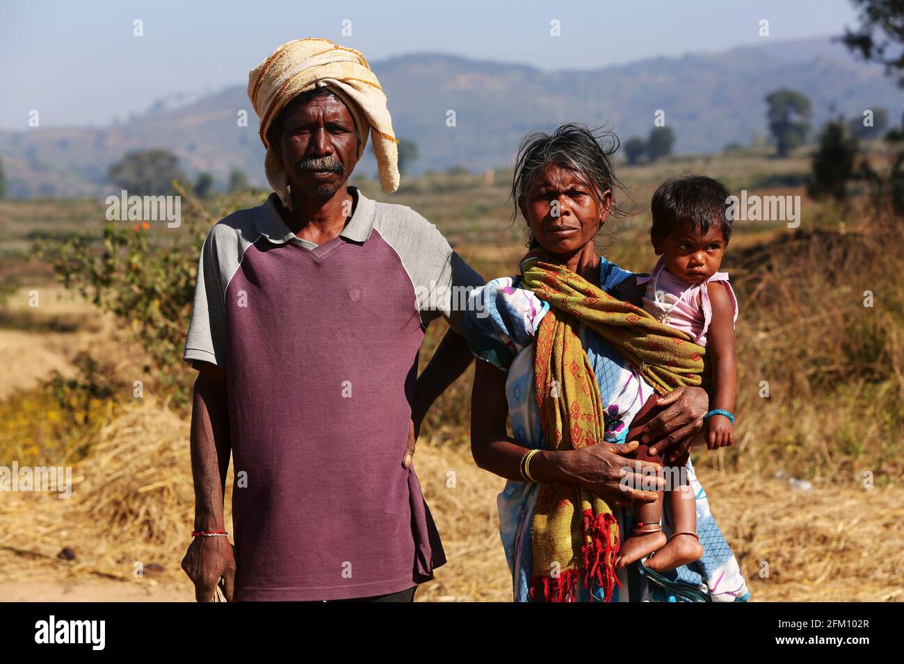 Coppia tribale con il loro nipote al villaggio di Madagada, Andhra Pradesh, India. TRIBÙ BHAKTA Foto Stock