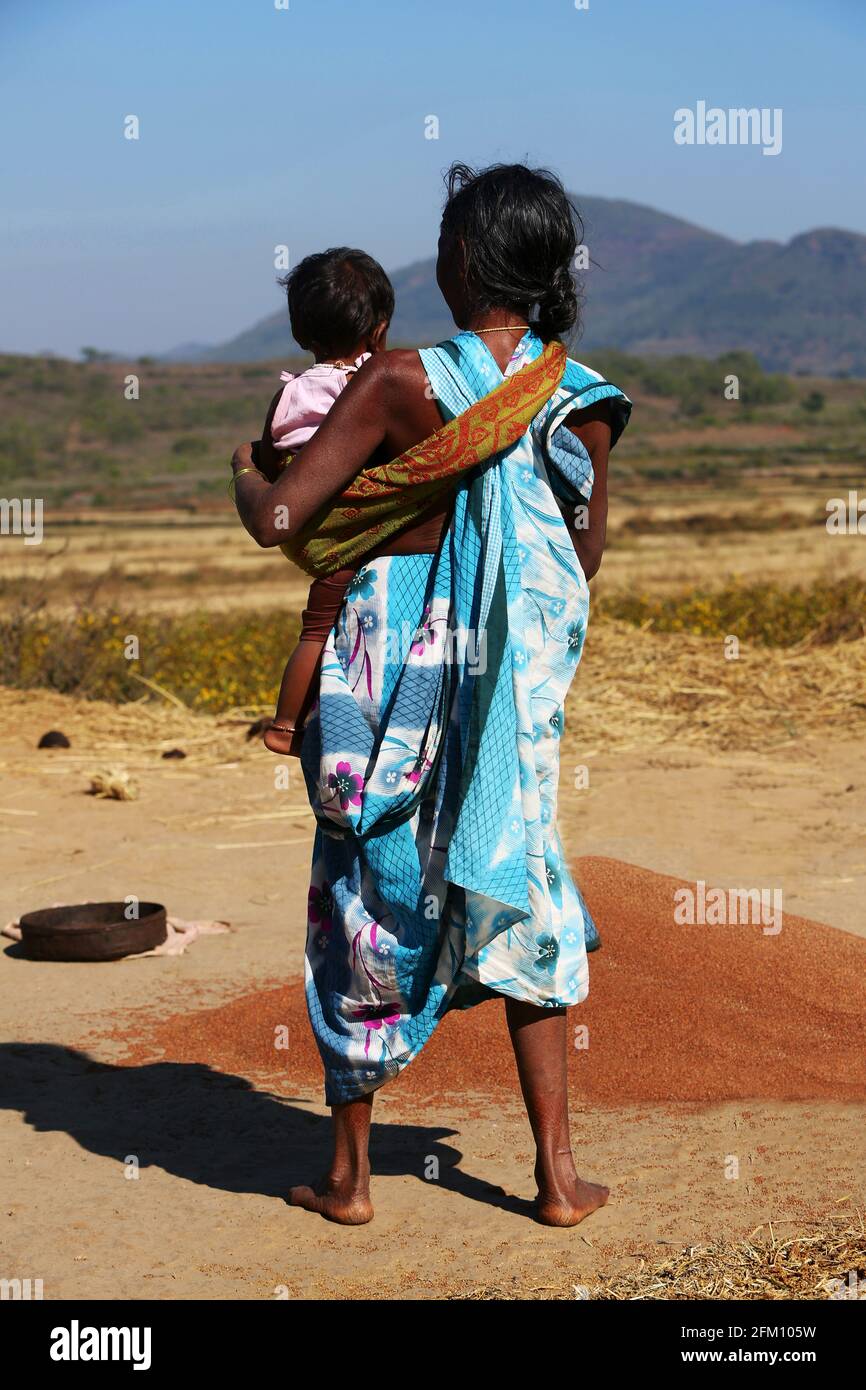 Nonna tribale con la sua nipote al villaggio di Madagada, Andhra Pradesh, India. TRIBÙ BHAKTA Foto Stock