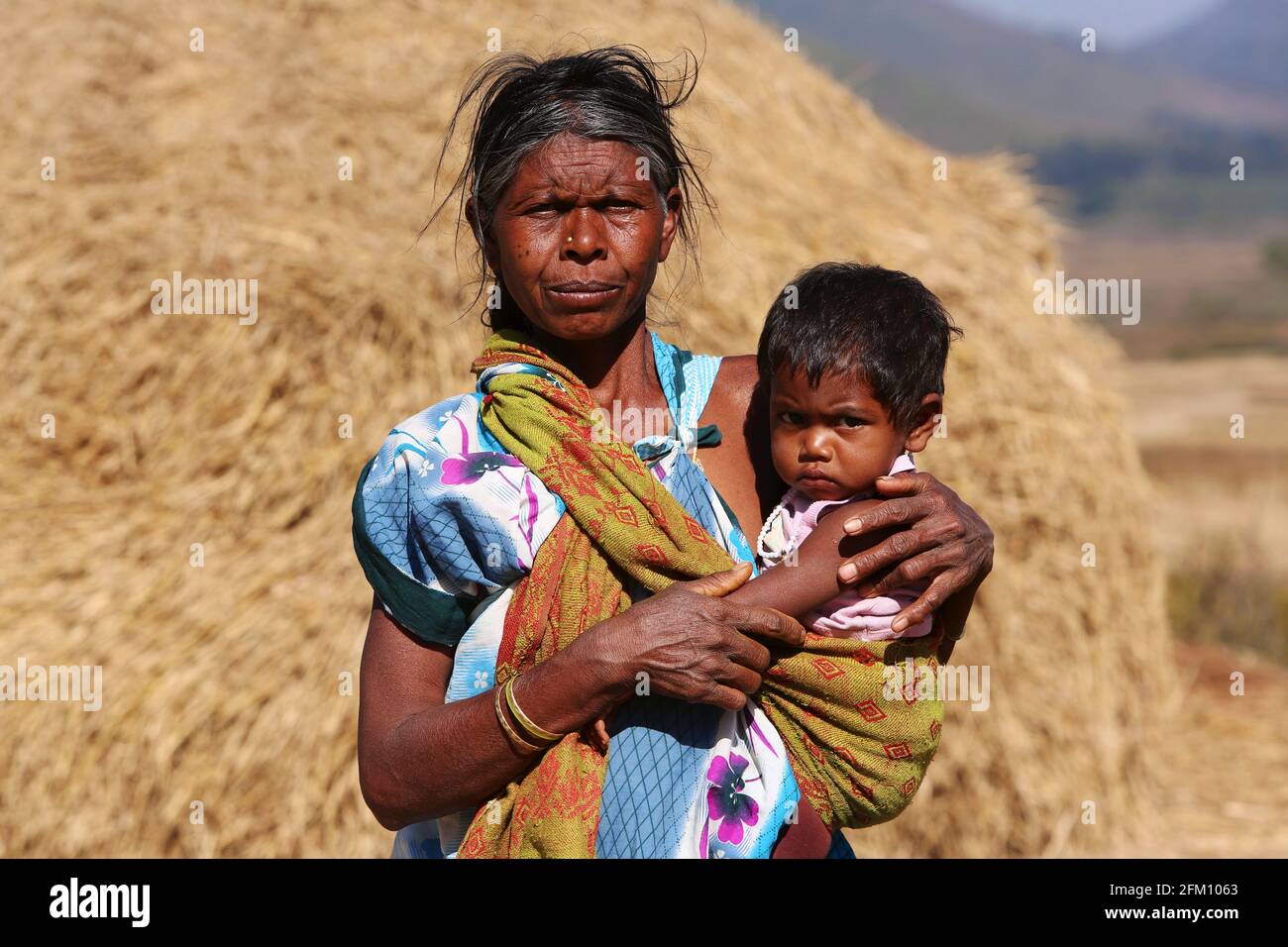 Nonna tribale con la sua nipote al villaggio di Madagada, Andhra Pradesh, India. TRIBÙ BHAKTA Foto Stock