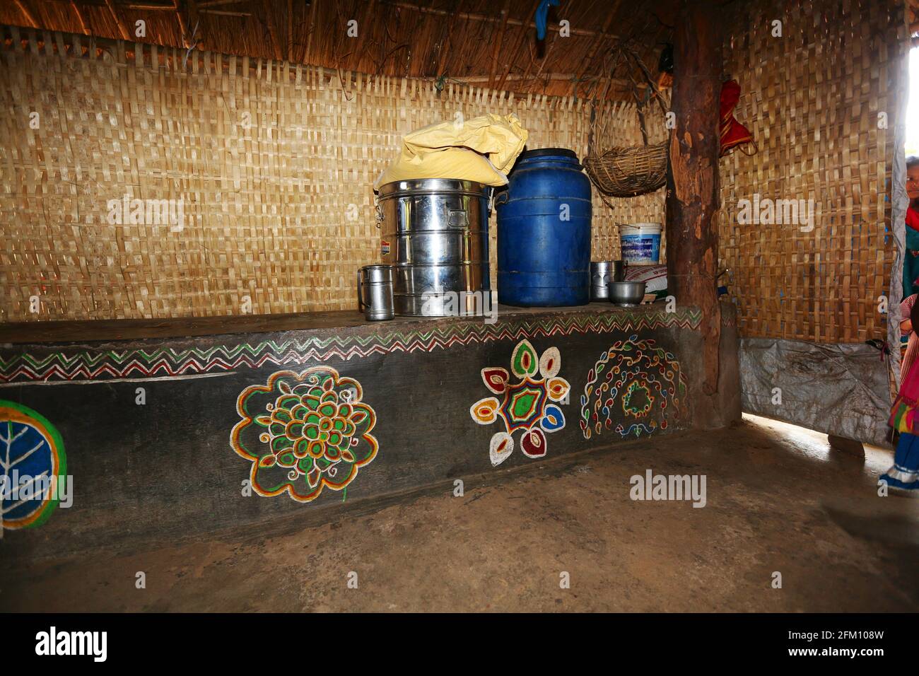 Dipinti tradizionali di Savara sulle pareti di una casa tribale nel villaggio di Sativada, distretto di Srikakulam, Andhra Pradesh, India. TRIBÙ SAVARA Foto Stock