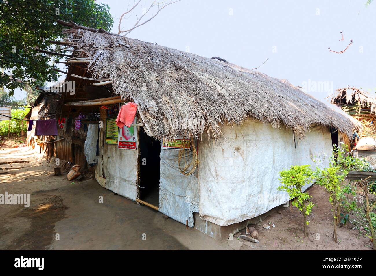 Casa tradizionale al villaggio di Sativada nel distretto di Srikakulam, Andhra Pradesh, India. TRIBÙ SAVARA Foto Stock