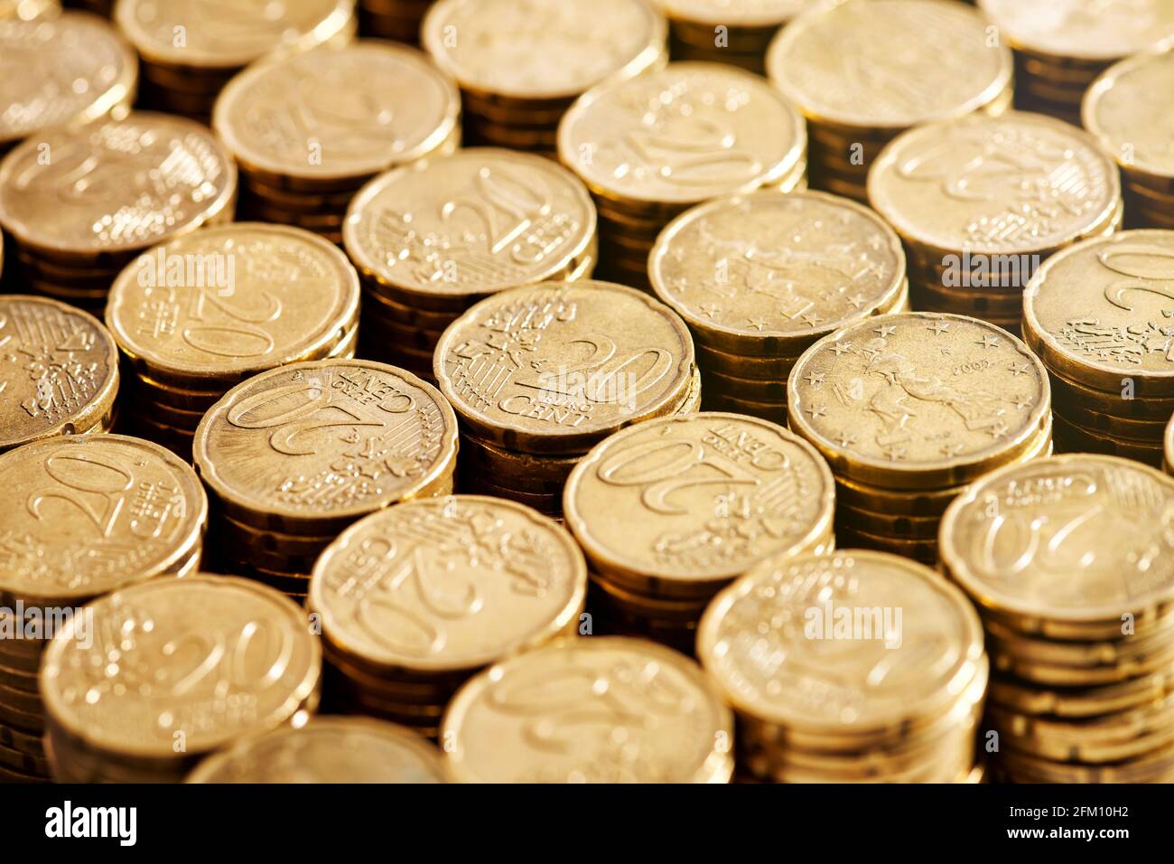 Pile di monete da 20 centesimi di euro collocate in file in deposito bancario Foto Stock