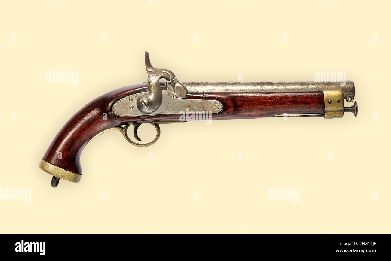 Vecchia pistola a pistola vintage flintlock con manico in legno, vista laterale, isolata su sfondo beige Foto Stock