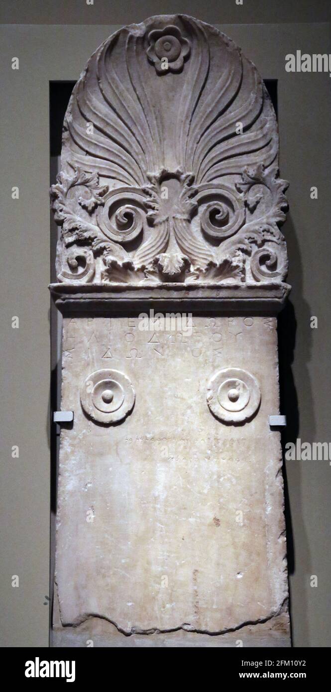 Monumento tomba. Dedicato a un fenicio che viveva ad Atene. Iscrizione bilingue greco/fenicio. Atene, Grecia. 400-300 A.C. Marmo. Mus britannico Foto Stock