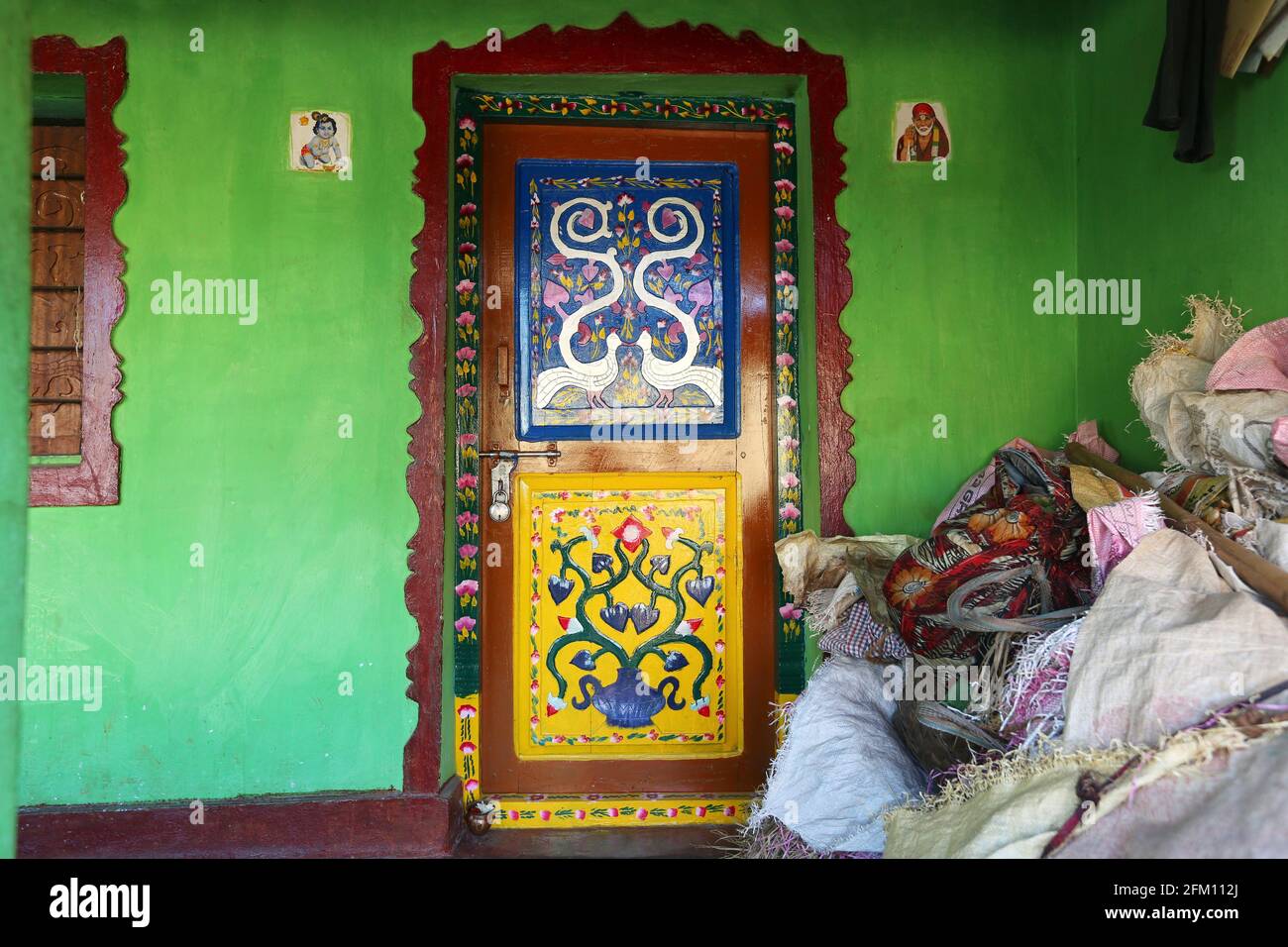 Colorata porta dipinta della tribù Bhakta al villaggio di Hattaguda, Andhra Pradesh, India. TRIBÙ BHAKTA Foto Stock
