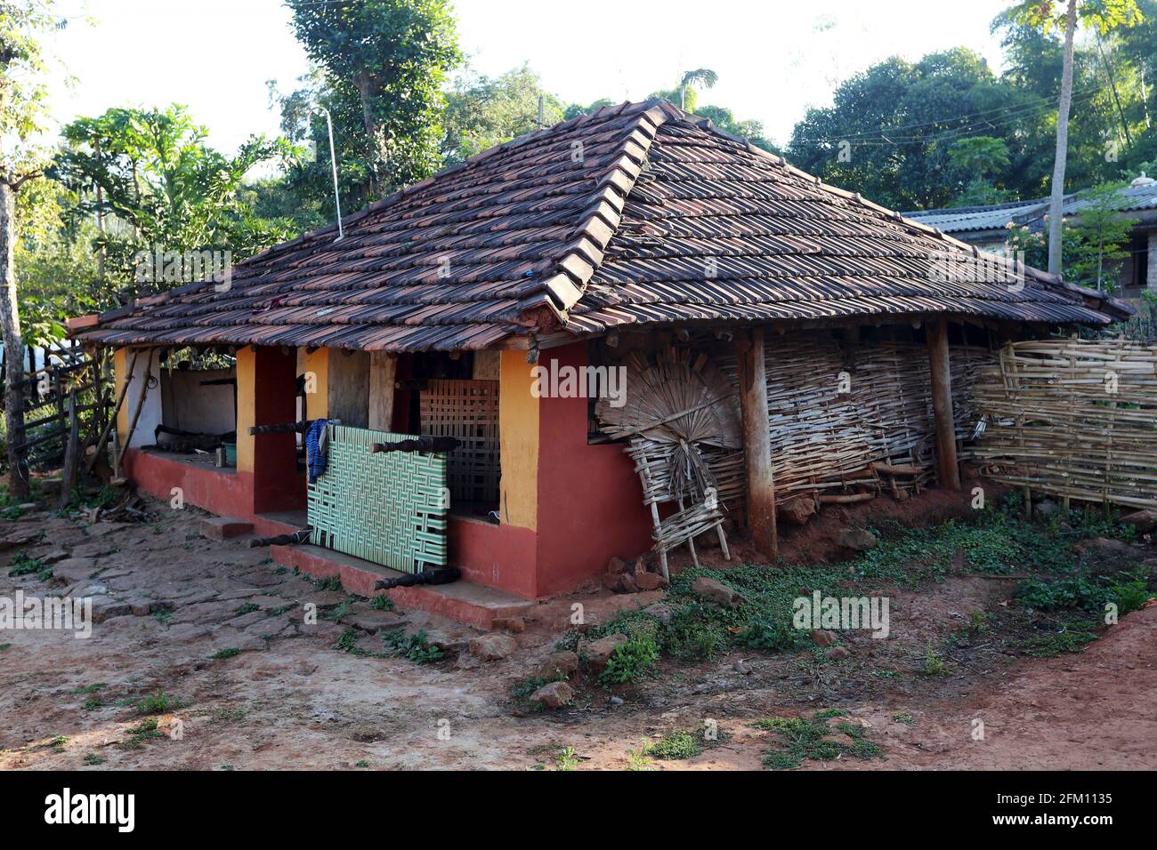 Casa tradizionale della tribù Valmiki nel villaggio di Madagada, Andhra Pradesh, India Foto Stock