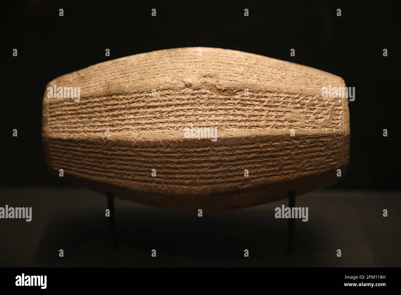 Cilindro di barile di argilla, iscrizione di Sargon II Neo-assiro. 650 A.C. Khorsbad, Iraq. Script cuneiforme, lingua Akkadiana. British Museum. Londra. Foto Stock