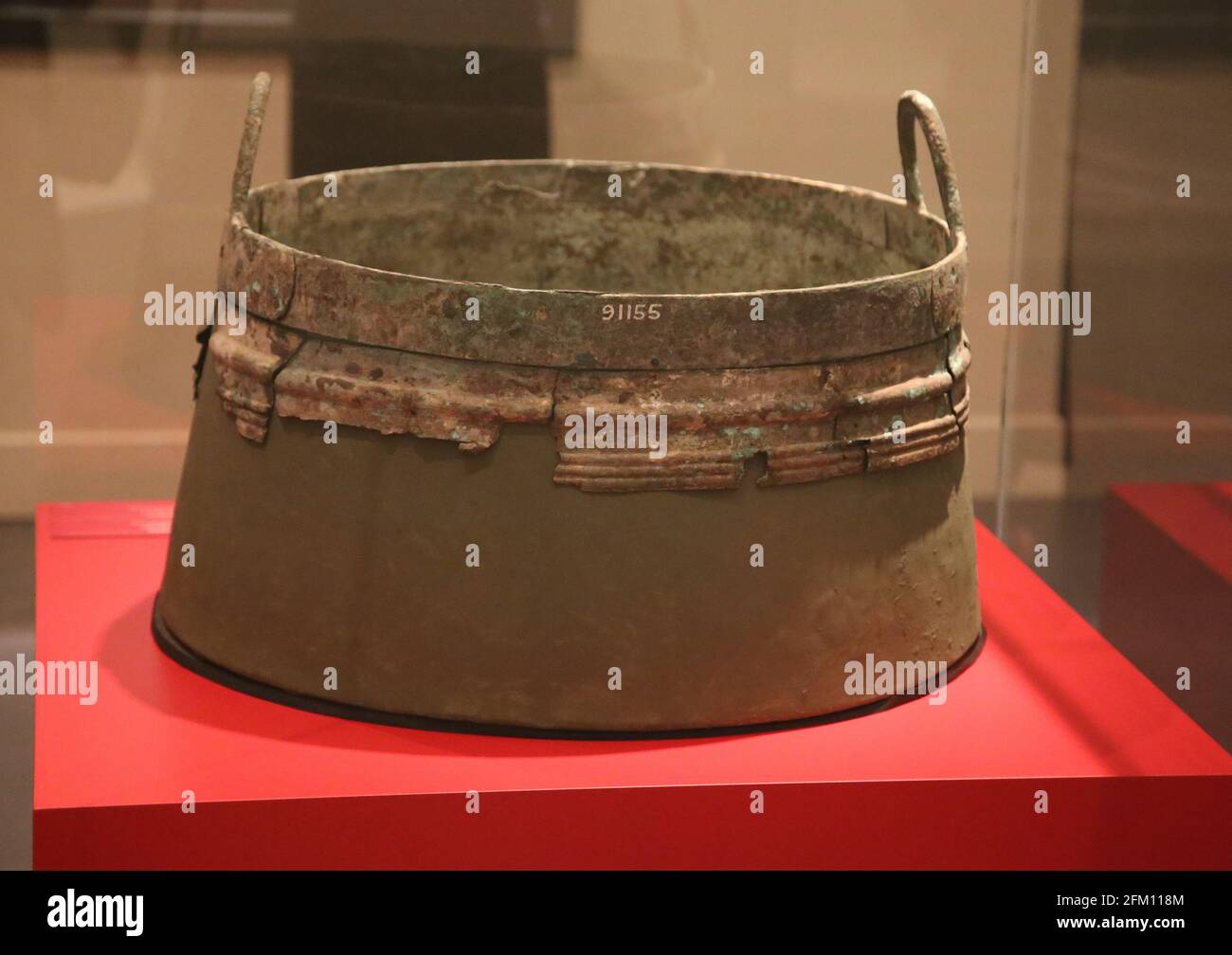 Calderone, serbatoio dell'acqua. Neo-assiro, Nimrud. Iraq. 900-800 c.a. Lega Cooper. British Museum. Londra. GBR Foto Stock