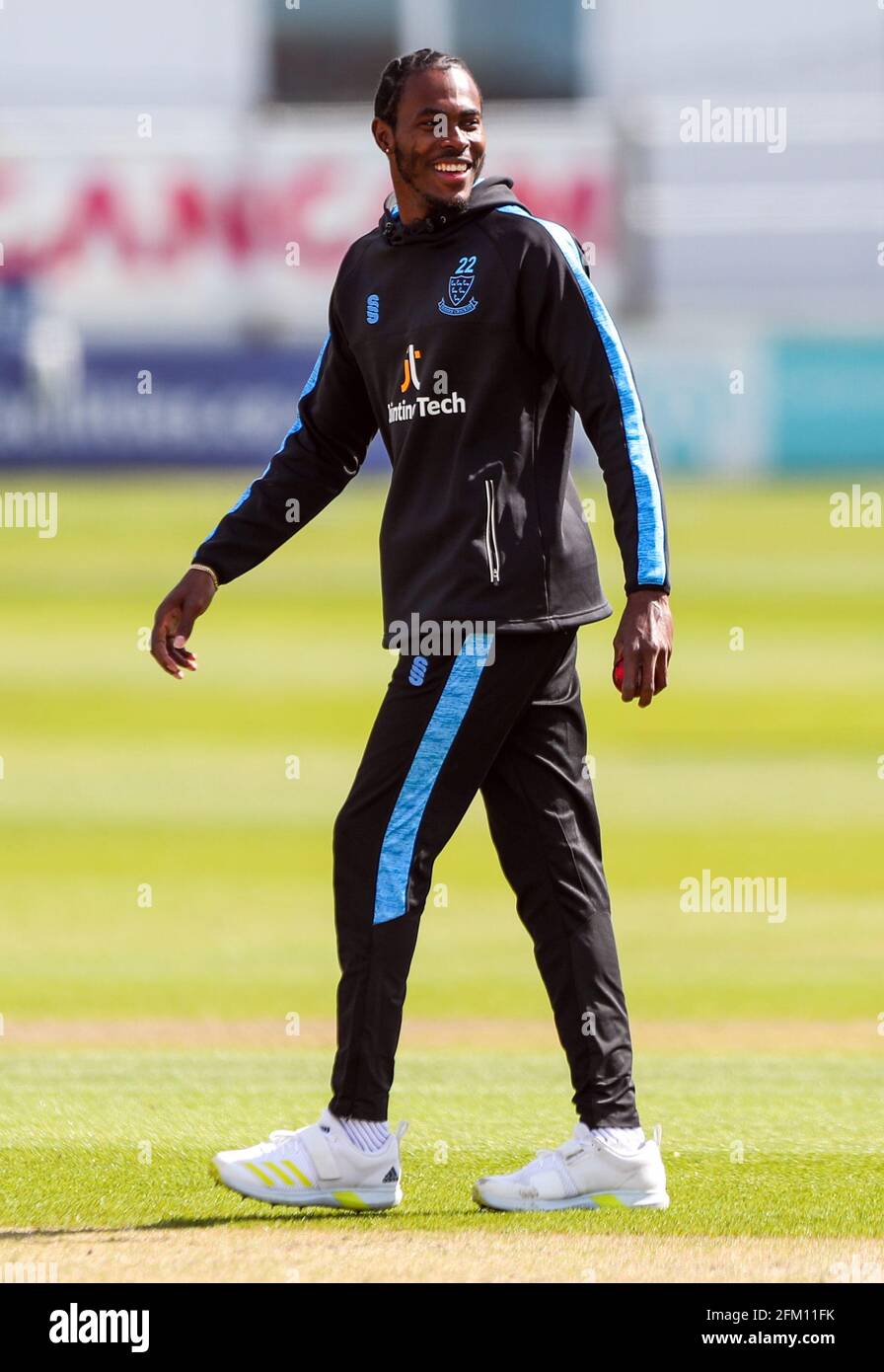 Il Jofra Archer di Sussex si riscalda prima del secondo giorno della partita al primo terreno della contea centrale, Hove. Data immagine: Mercoledì 5 maggio 2021. Vedere PA storia CRICKET Sussex. Il credito fotografico dovrebbe essere: Kieran Cleeves/PA Wire. Solo per uso editoriale. Nessun uso commerciale senza previo consenso scritto della BCE. Solo per l'uso di immagini fisse. Nessuna immagine in movimento per emulare la trasmissione. Nessuna rimozione o oscuramento dei logo degli sponsor. Foto Stock