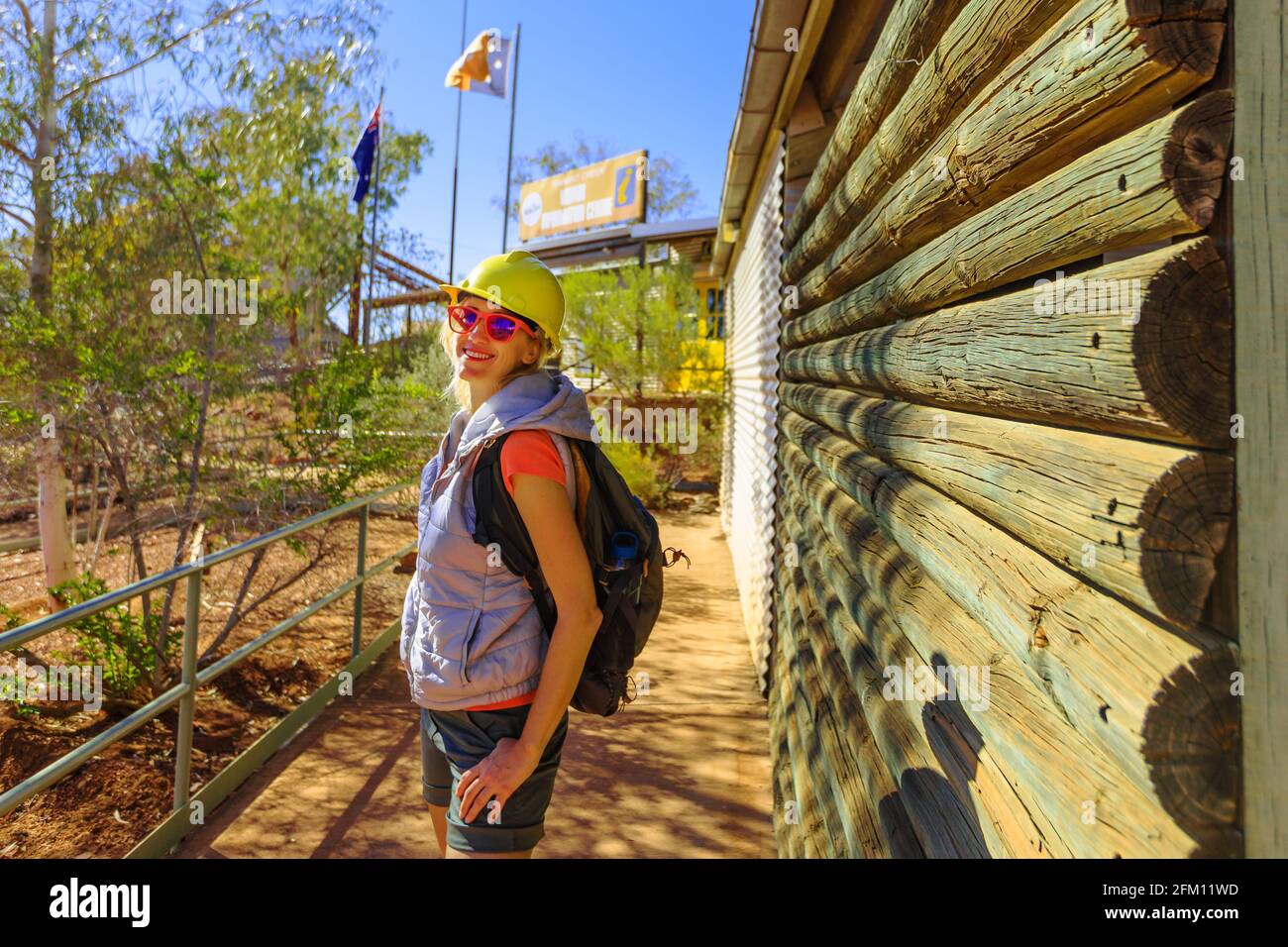 Donna caucasica turistica con casco minatore all'entrata del centro di informazioni in Battery Hill Mining Center. Turismo a Tennant Creek nel nord Foto Stock