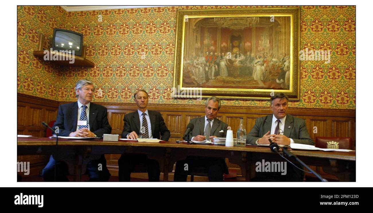 (da sinistra a rt.) L'eurodeputato dell'UKIP Jeffrey Titford, conservatori Lord Willoughby de Brooke e Lord Pearson di Rannoch, e il leader dell'UKIP Roger Knapman ad una stampa cof in westminster.pic David Sandison 9/6/2004 Foto Stock