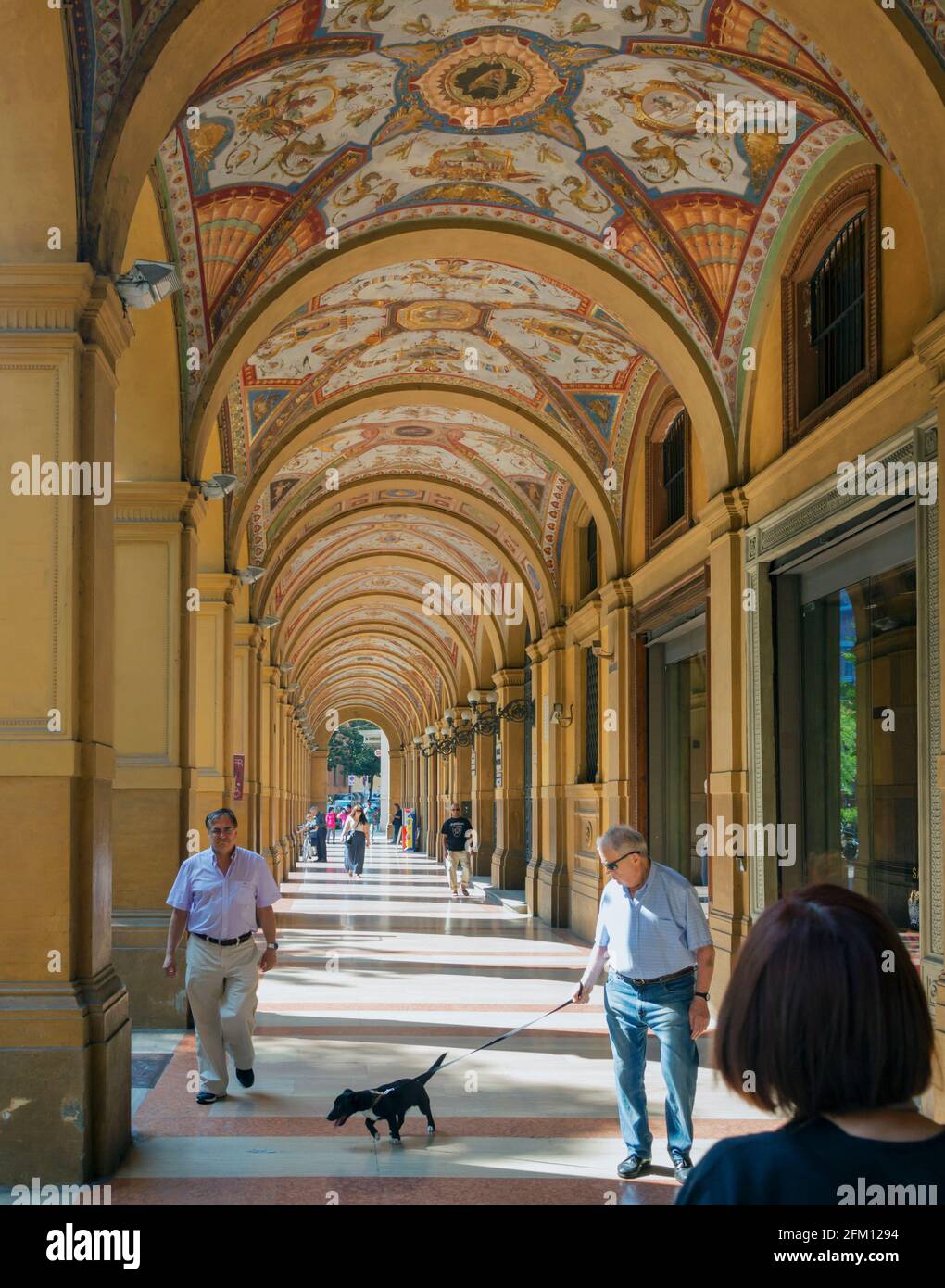 Bologna, Emilia Romagna, Italia. La galleria di negozi in Piazza Cavour. Foto Stock