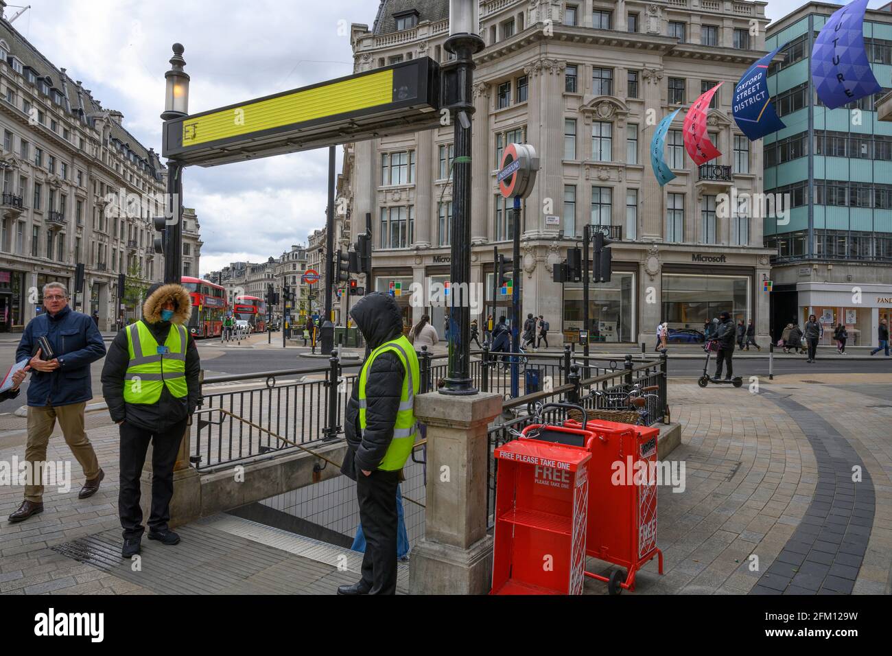 Ingresso di sola andata al livello della strada nella stazione della metropolitana di Oxford Circus durante il blocco di Coronavirus, 4 maggio 2021 Foto Stock