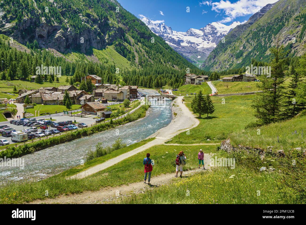 Escursioni nel Parco Nazionale del Gran Paradiso o nel Parco Nazionale del Gran Paradiso, Valle d'Aosta, Italia. Valnontey villaggio in background. Foto Stock