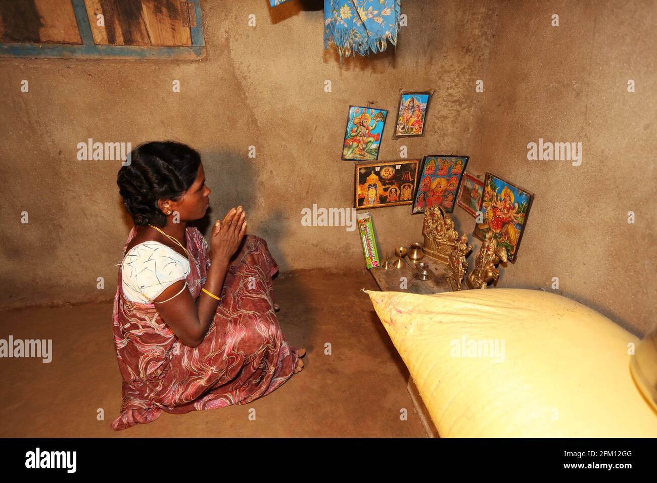 La donna tribale di Gadaba adorava il suo Dio & Dea ( divinità ) al villaggio di Hattaguda ad Araku, Andhra Pradesh, India Foto Stock
