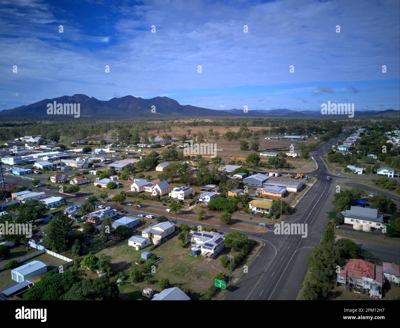 Aereo del comune di Biggenden Queensland Australia con Mt Walsh National Park in background. Foto Stock