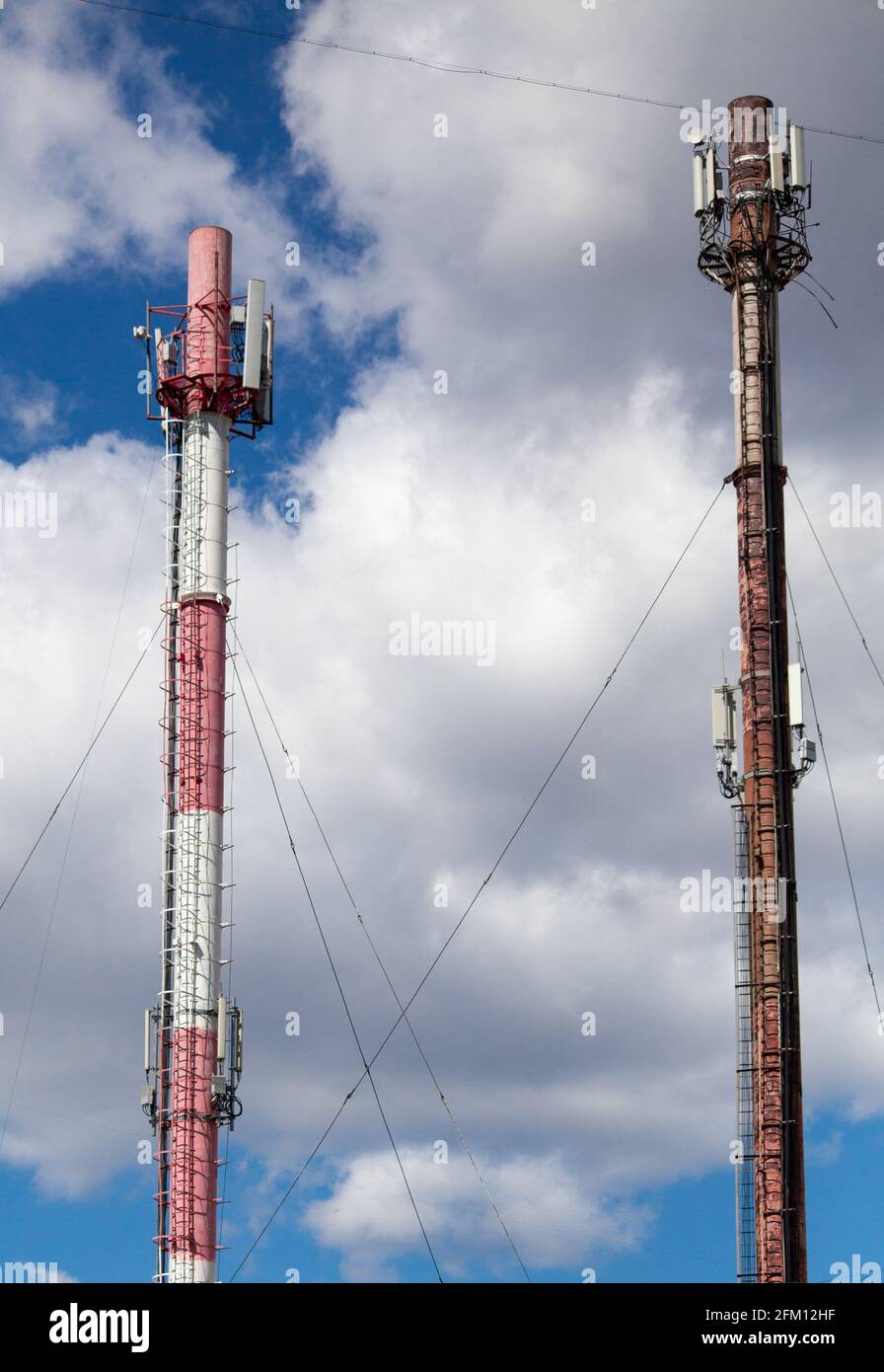 Tubi alti su cui è installata l'apparecchiatura per la comunicazione cellulare. Antenna mobile. Torre radio. Vecchio e nuovo Foto Stock