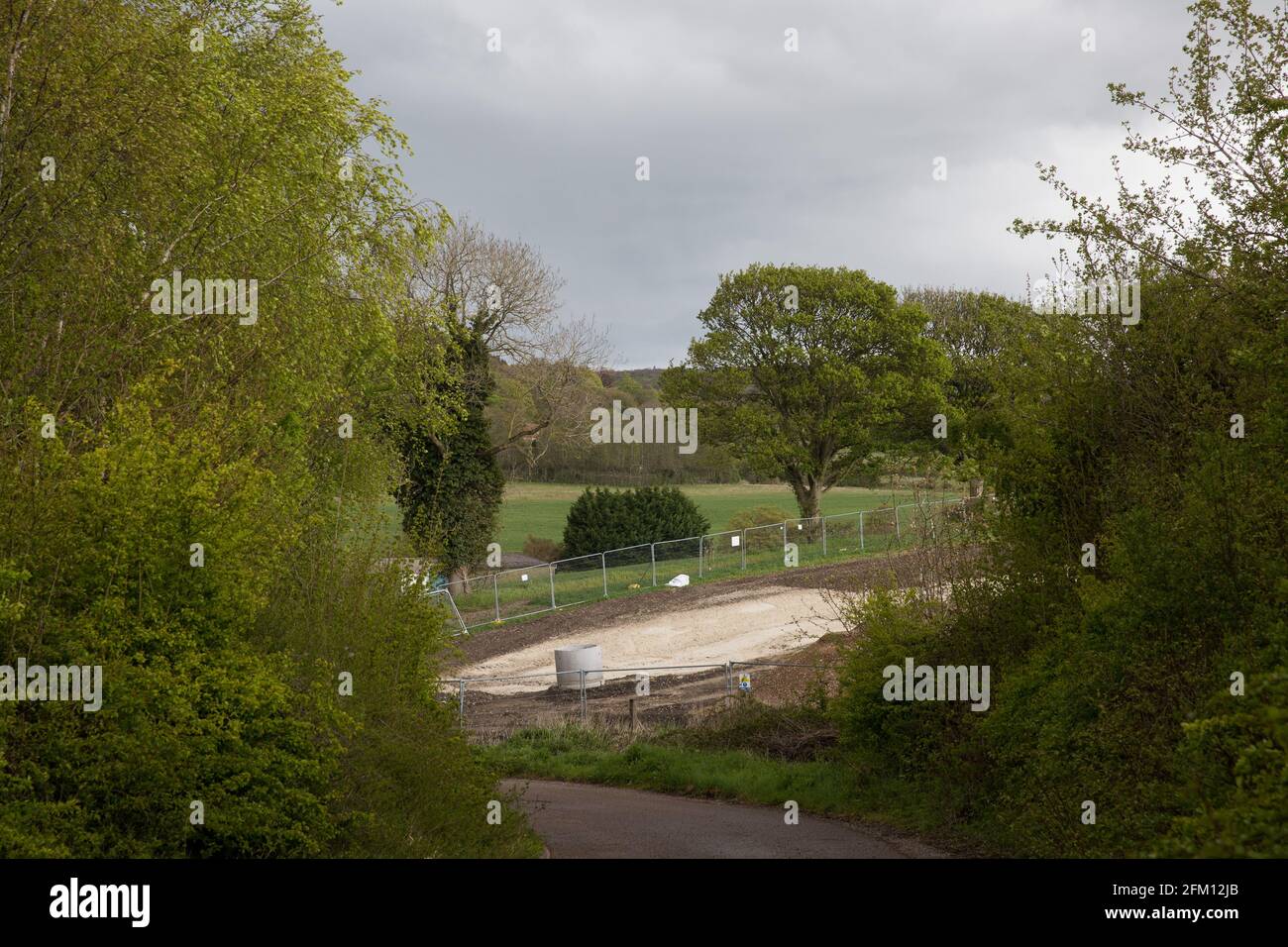 Wendover, Regno Unito. 4 maggio 2021. L'altezza libera da terra funziona vicino all'A413. Grandi aree di terreno sono attualmente in via di eliminazione di alberi e vegetazione intorno a Wendover nel Chilterns AONB in preparazione per il collegamento ferroviario ad alta velocità HS2, con alcuni lavori recentemente in corso dopo il buio. Credit: Mark Kerrison/Alamy Live News Foto Stock