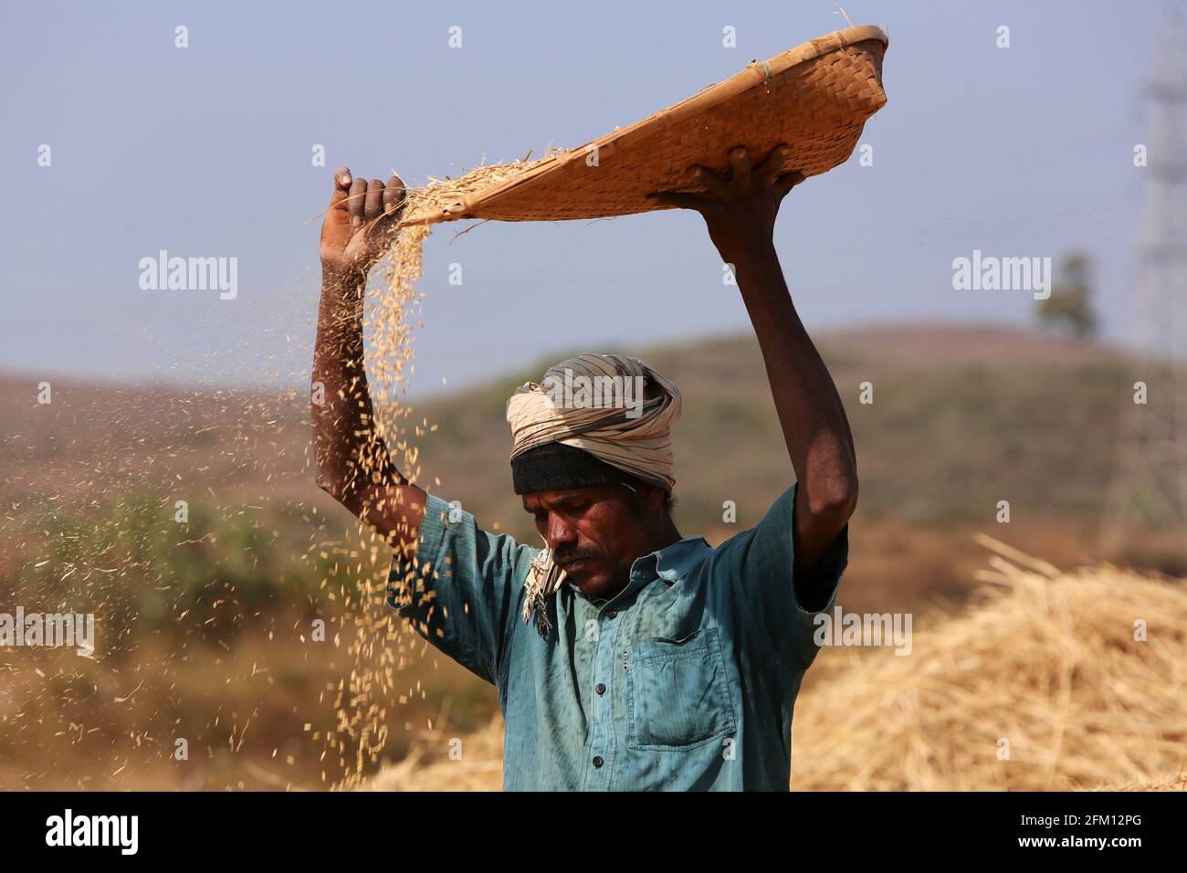 Wind winnowing di Nooka Dhora coltivatore tribale a Araku Village, Andhra Pradesh, India Foto Stock