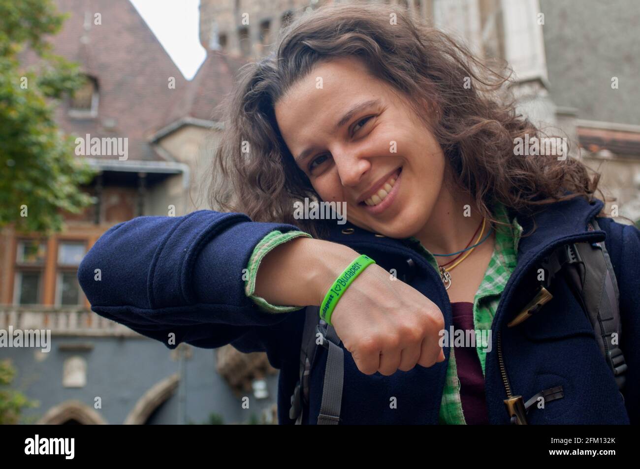 Giovane donna sorridente che indossa un bracciale 'i Love Budapest'. Essere un turista in Ungheria. Foto Stock